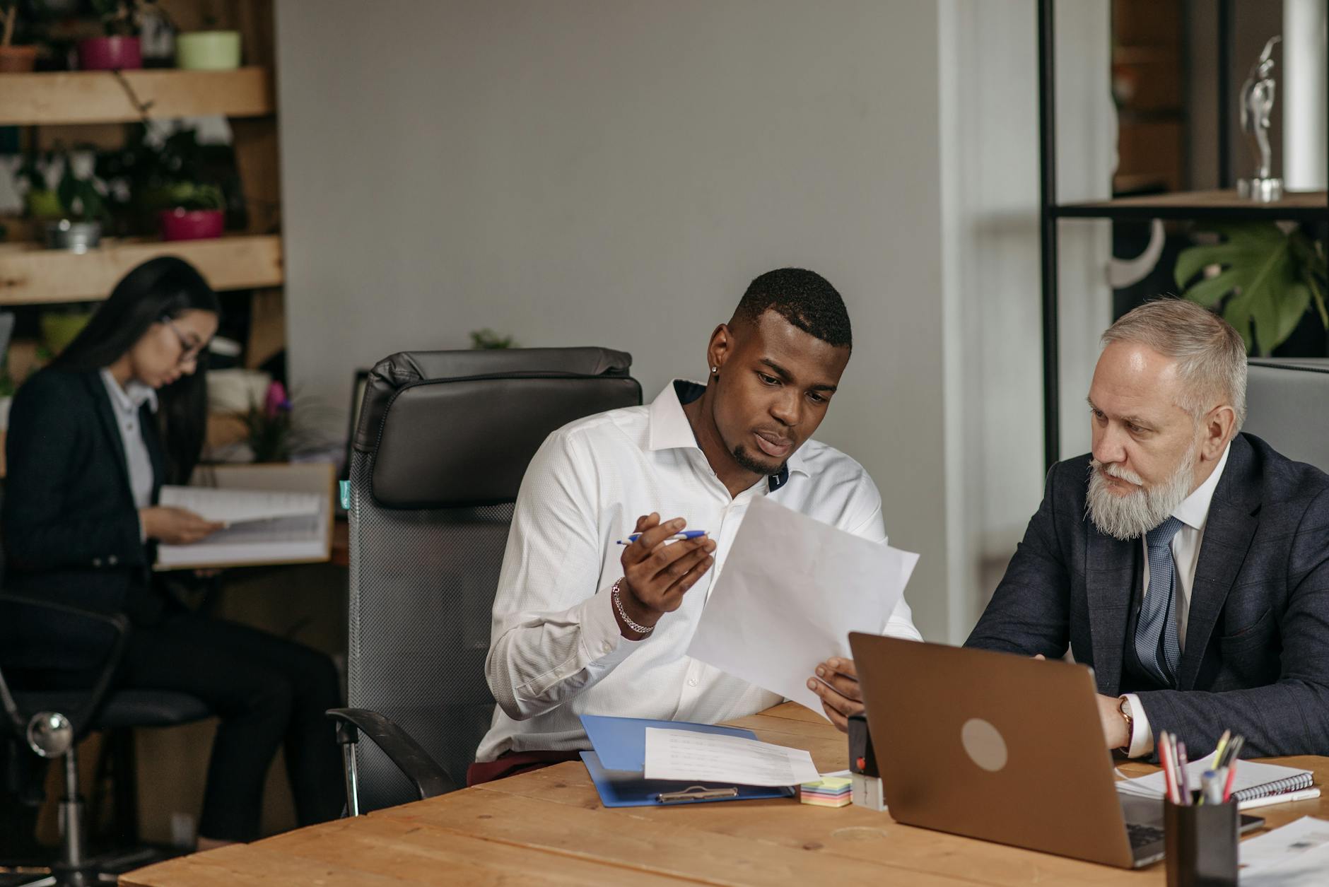 Manager e dipendente in colloquio one on one di valutazione