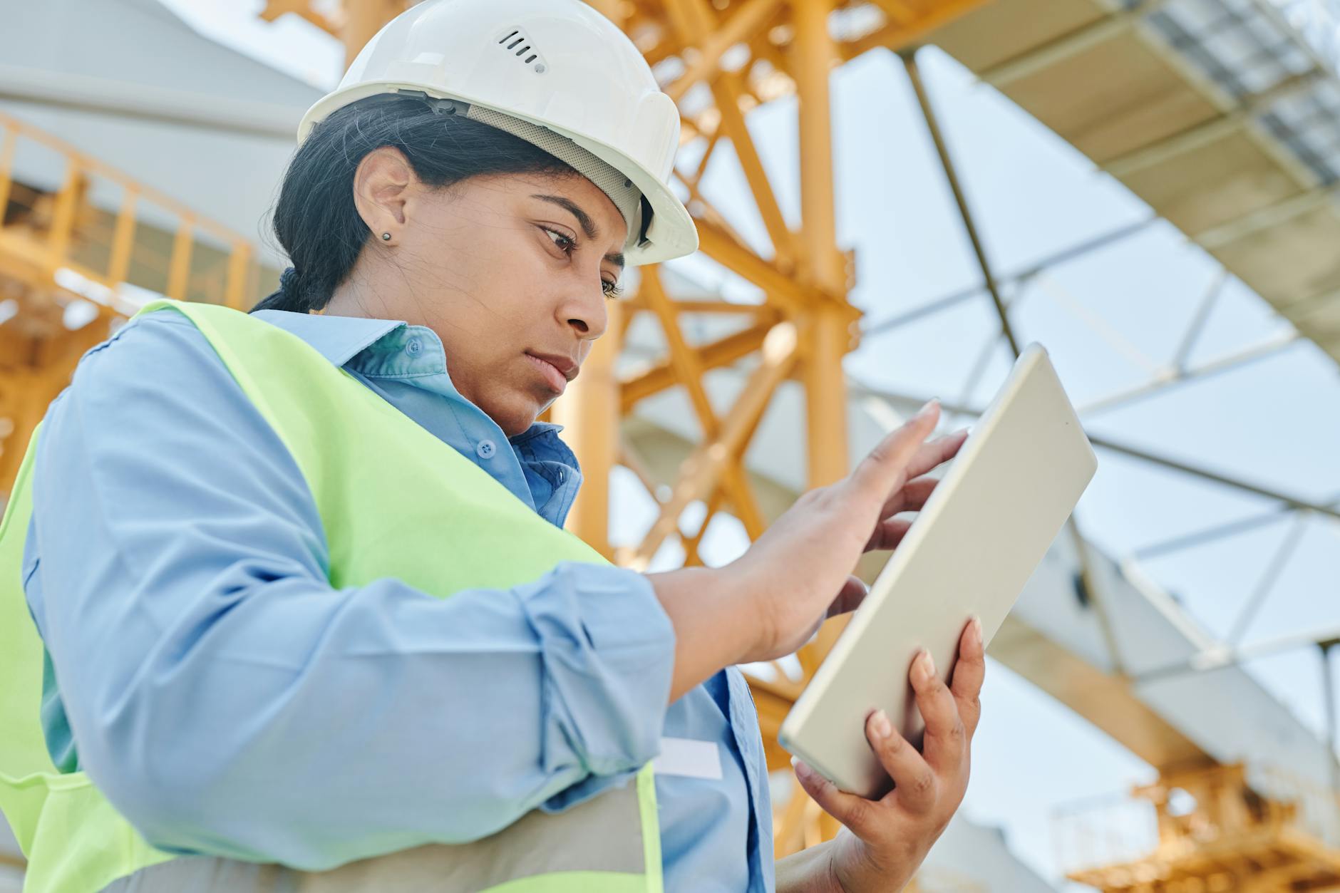 Tecnico in campo con smartphone e tablet per app mobile