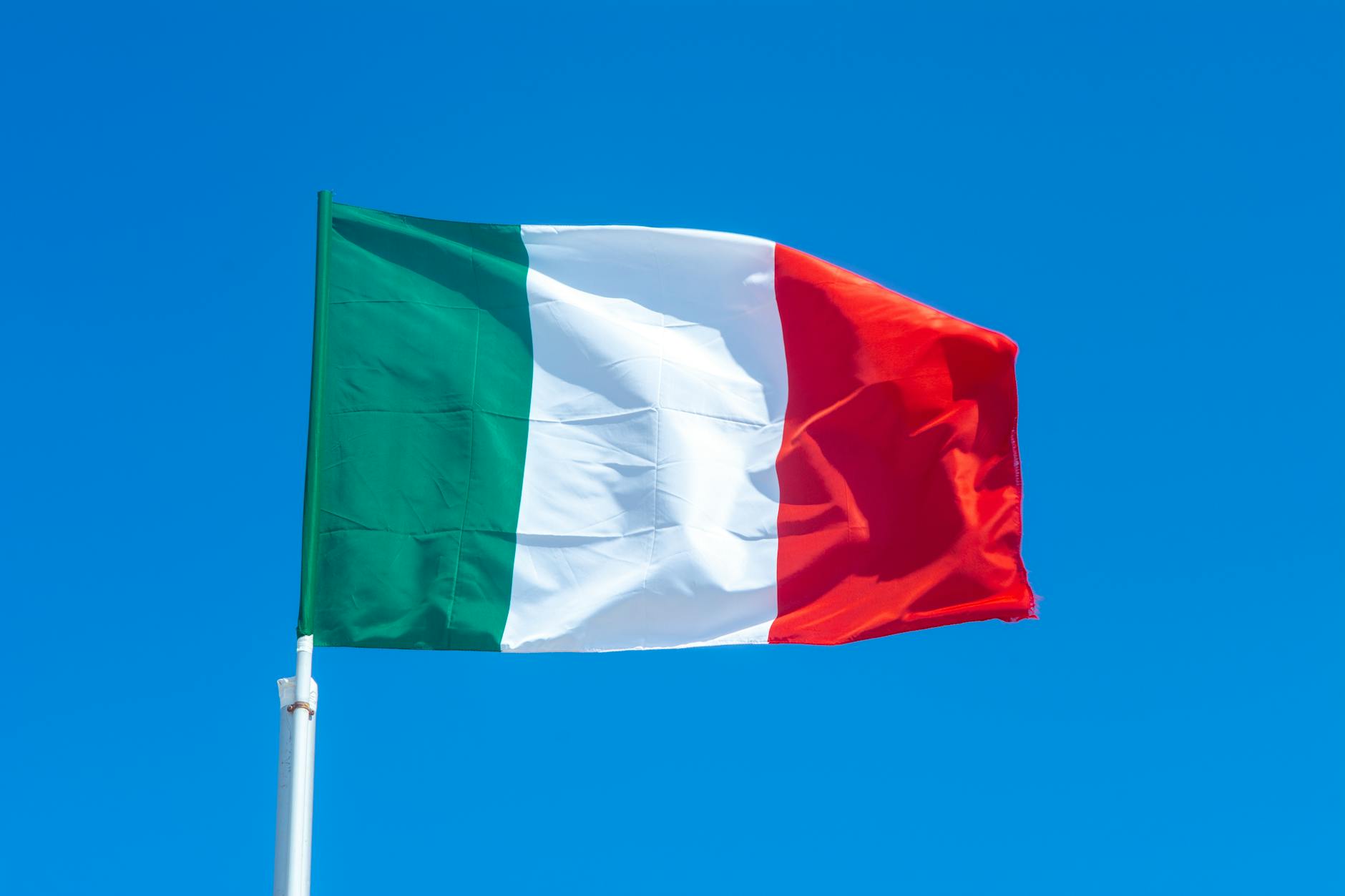 Bandiera italiana ed europea: compliance NIS in Italia