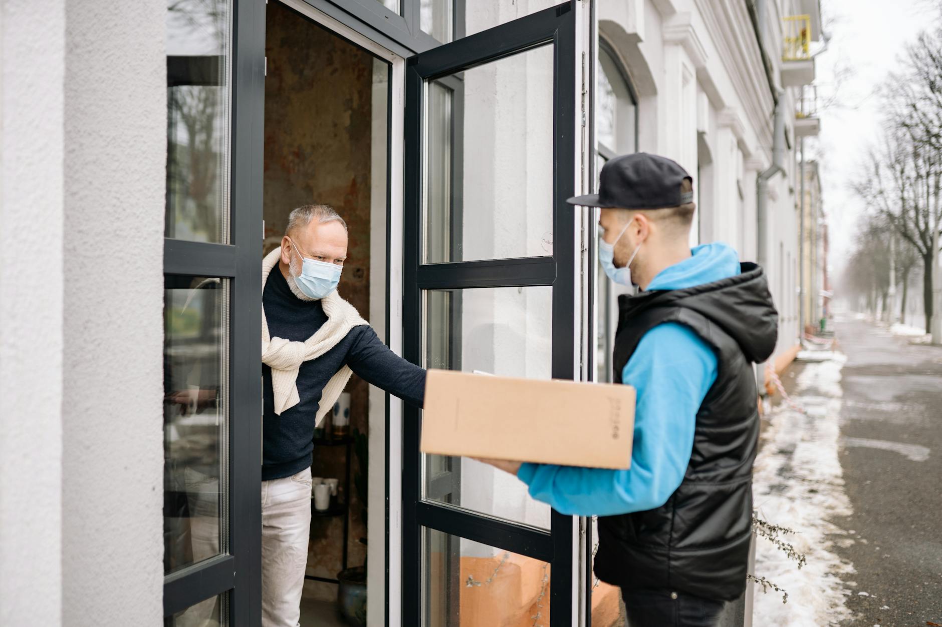Corriere consegna pacco a cliente e-commerce