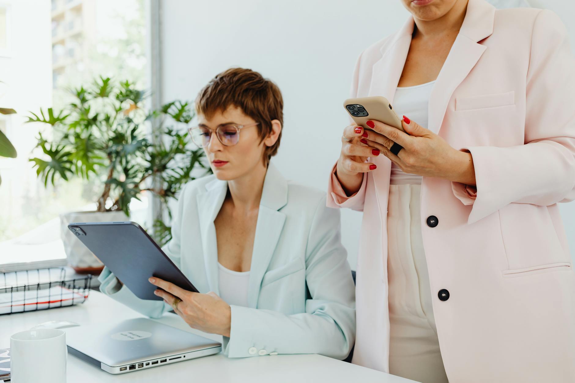 Salesperson con smartphone e tablet sul campo