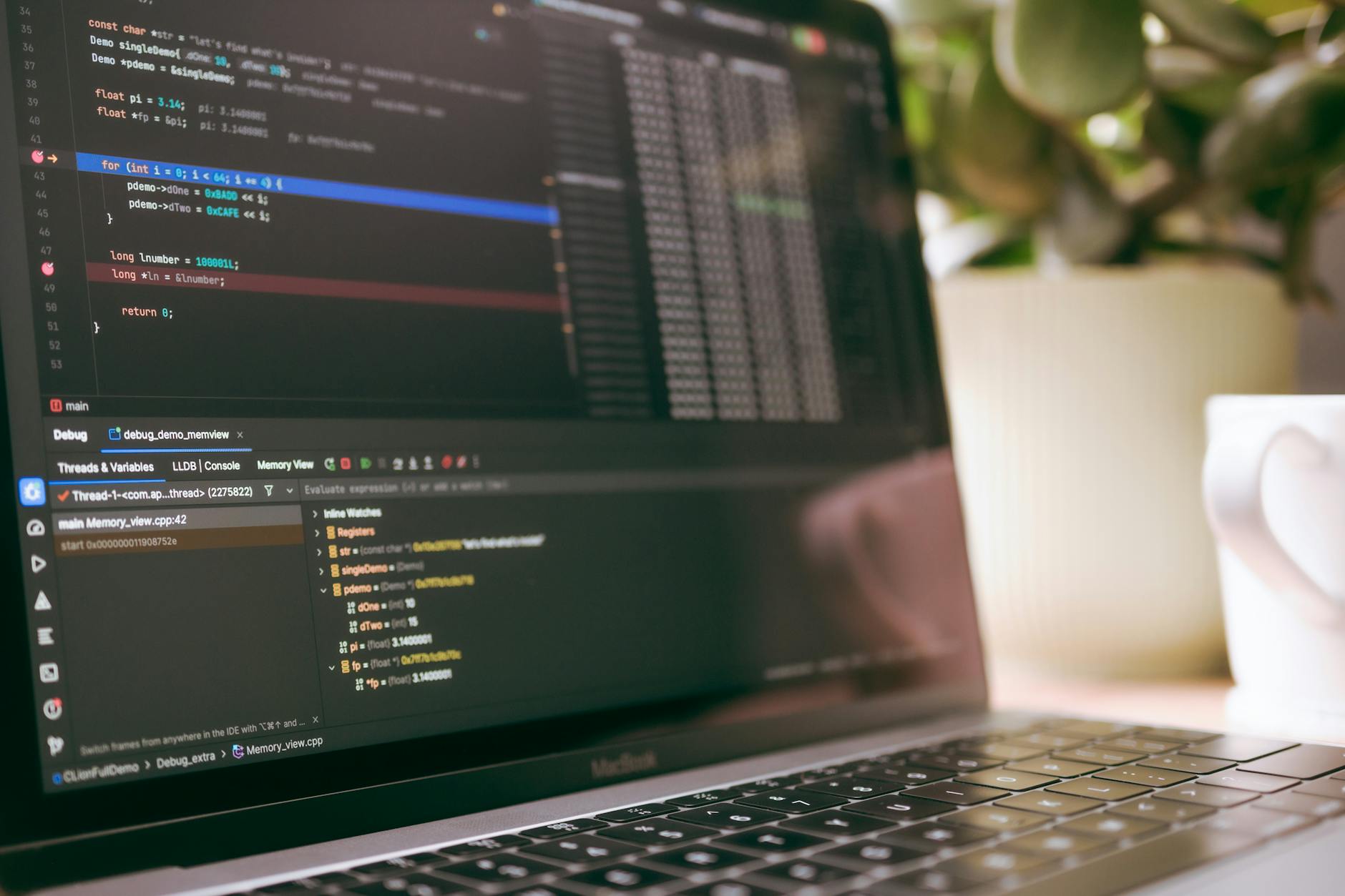 Sviluppatore lavora a codice Docker su laptop con terminale