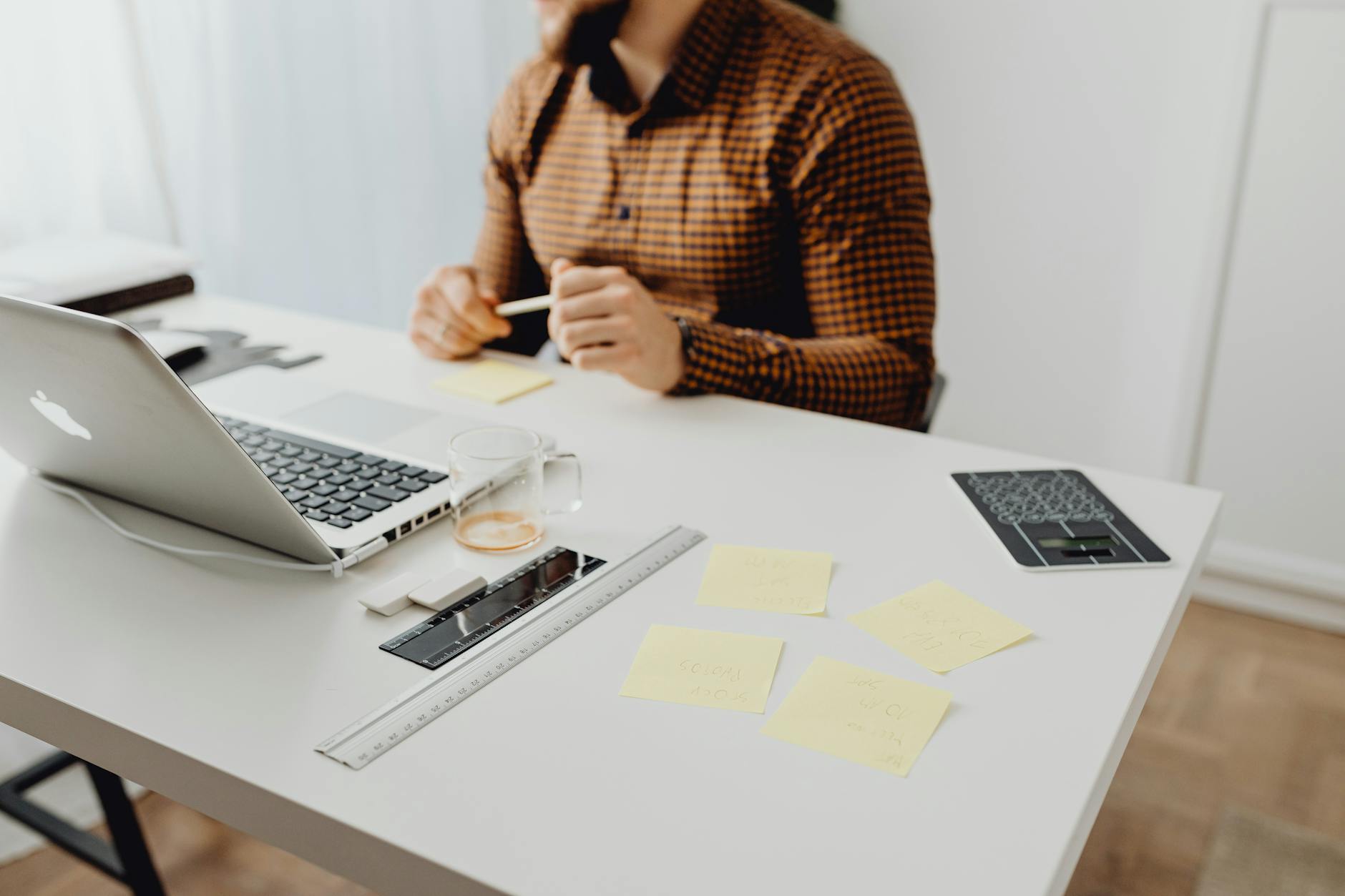 Dipendente in smart working engaged sul laptop da casa