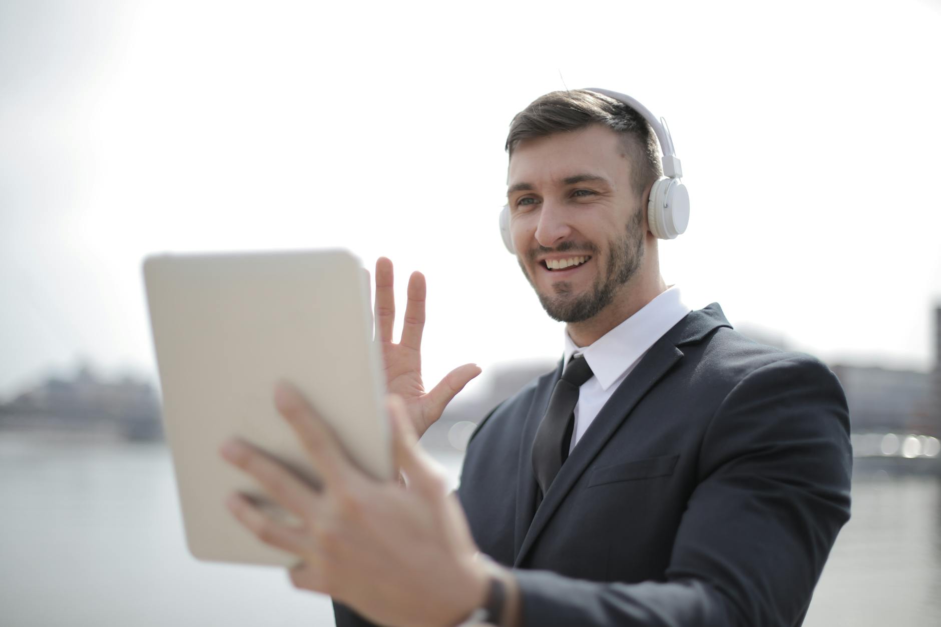 Team in videoconferenza sorridente: engagement dipendenti remoto
