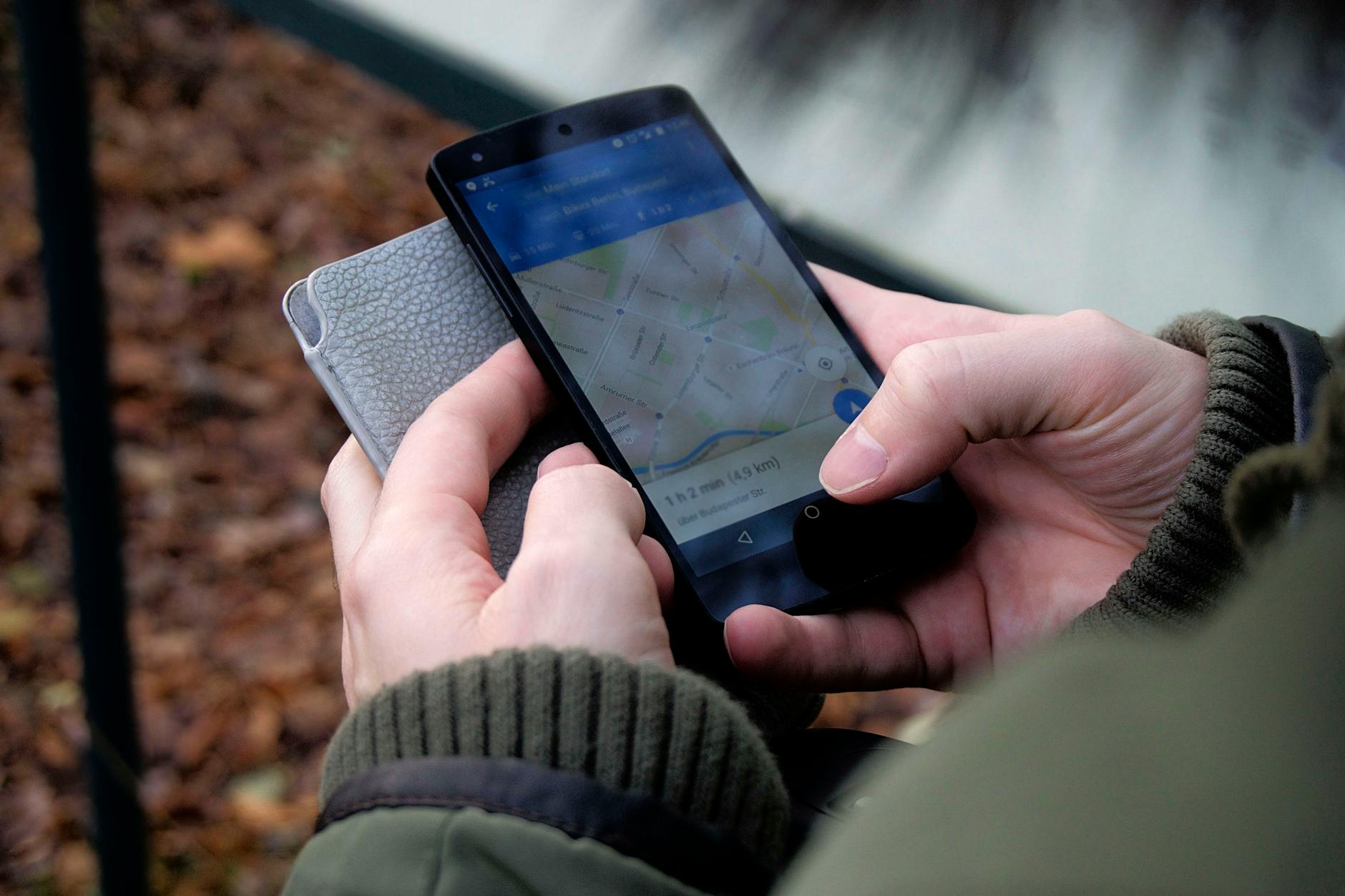 Smartphone con mappa per geolocalizzazione visite agenti