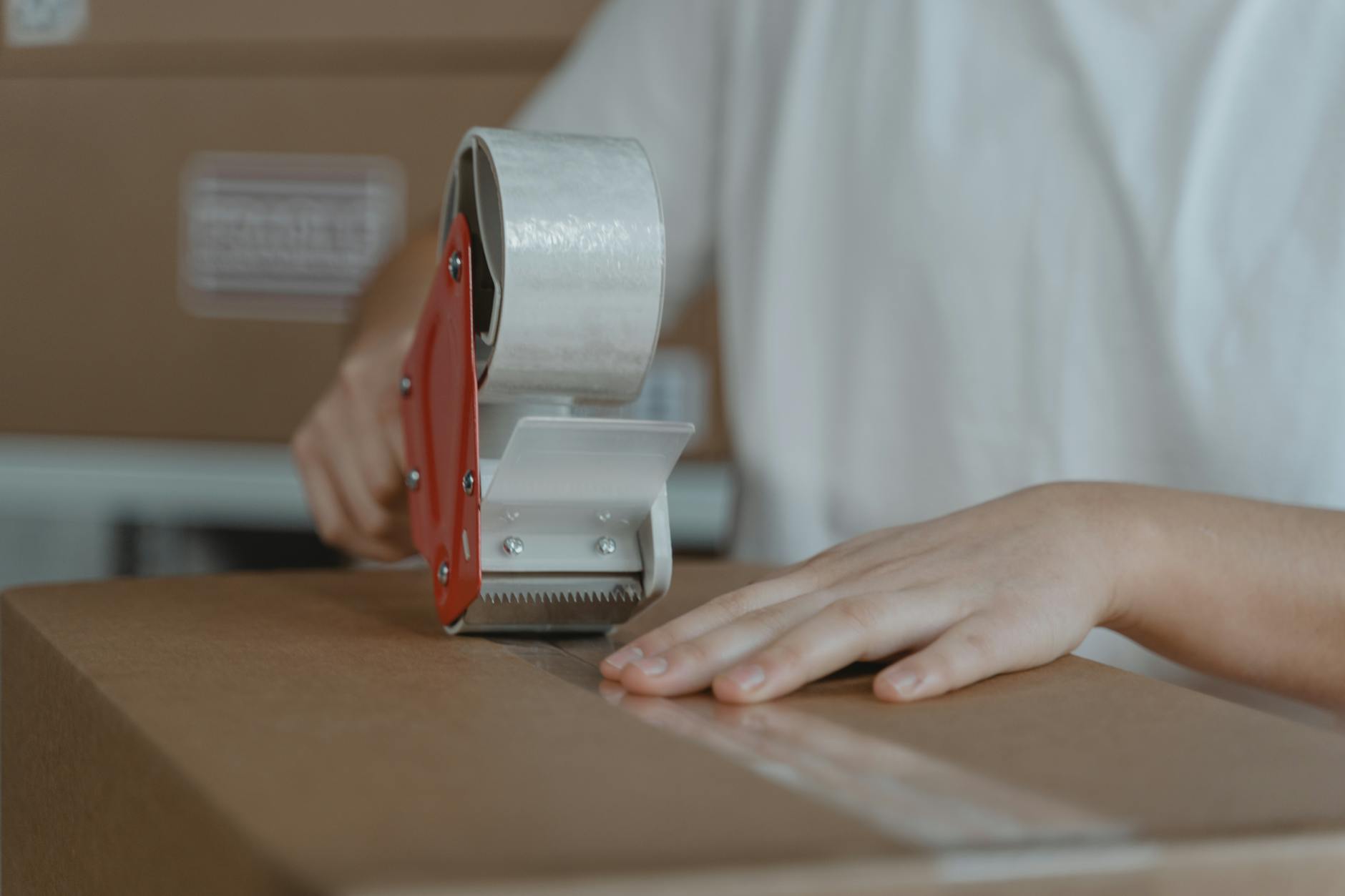 Operatore prepara pacchi in magazzino e-commerce