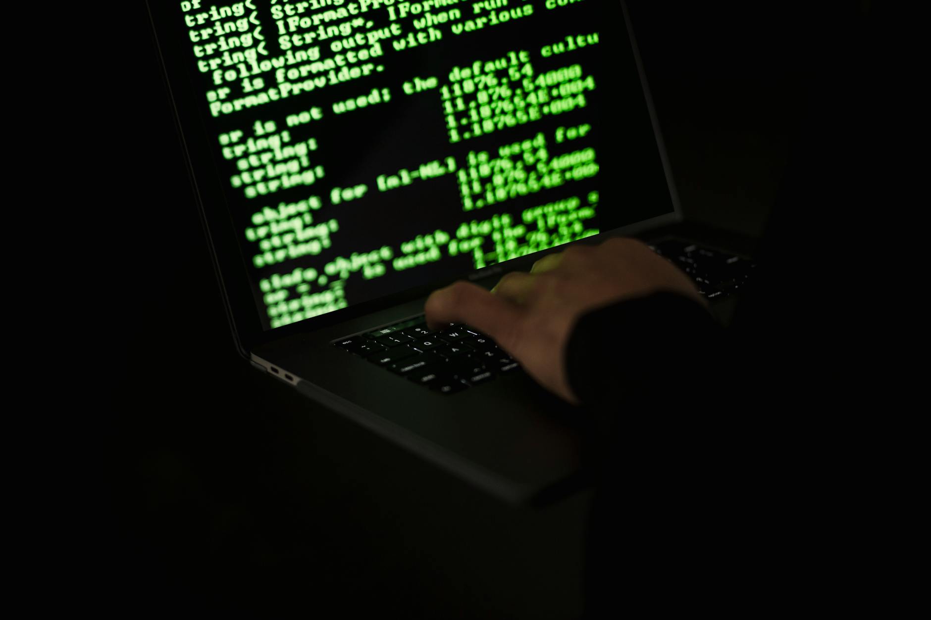 NIS Directive cybersecurity laptop con scudo di sicurezza