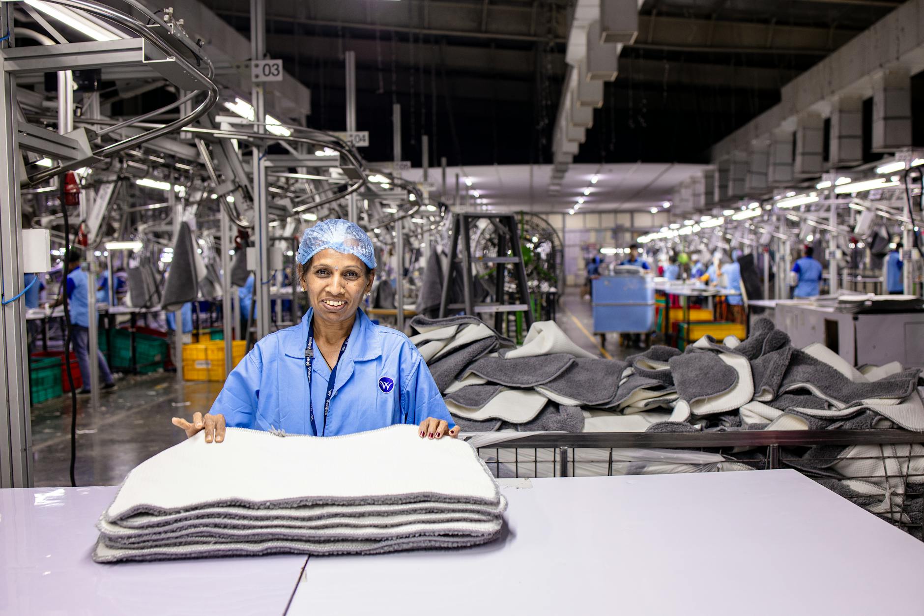 Operaio in fabbrica usa tablet per gestire produzione ERP
