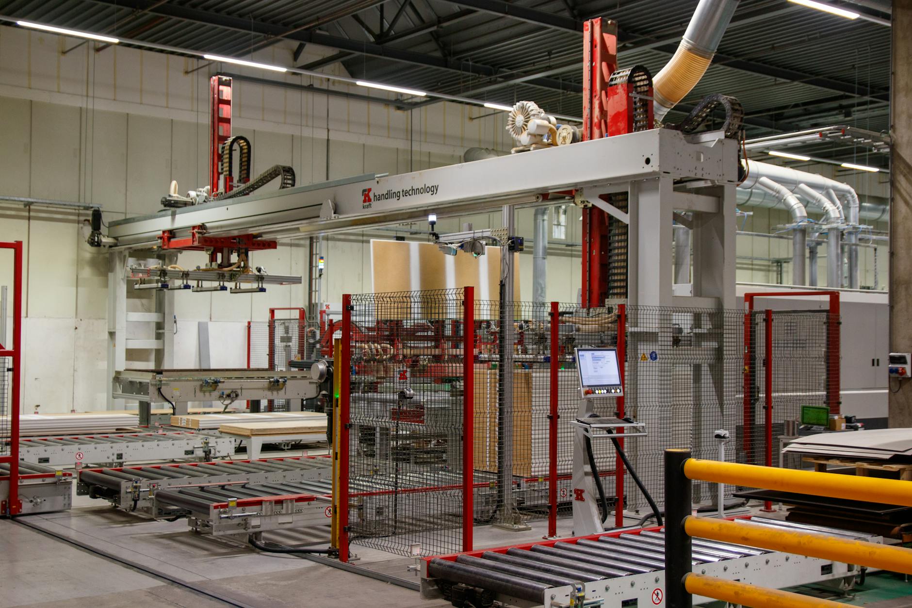 Robot industriale per assemblaggio in linea di produzione manifatturiera