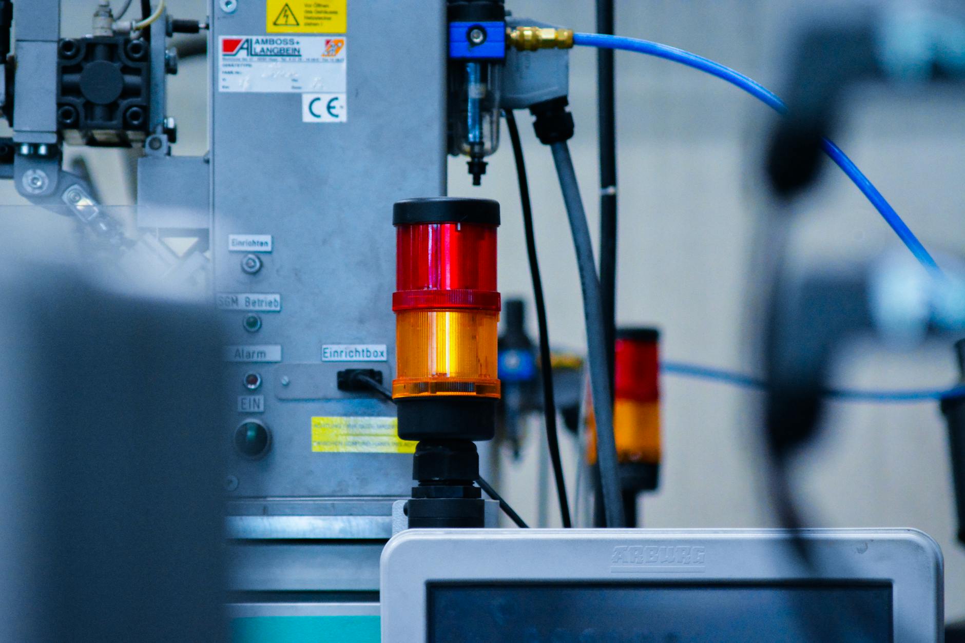 Sensori industriali IoT su macchinario di fabbrica
