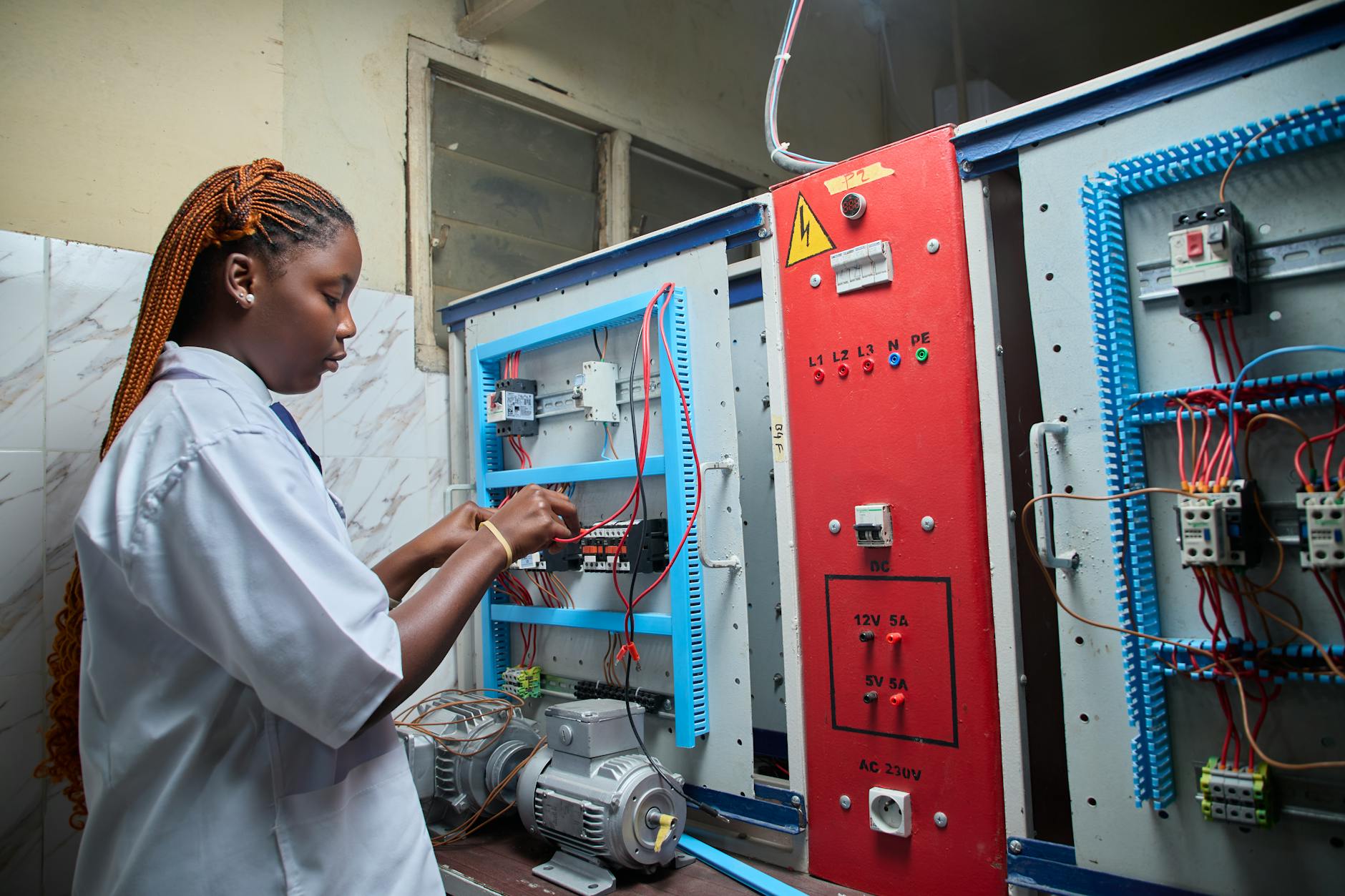Tecnico elettricista al lavoro su impianto industriale