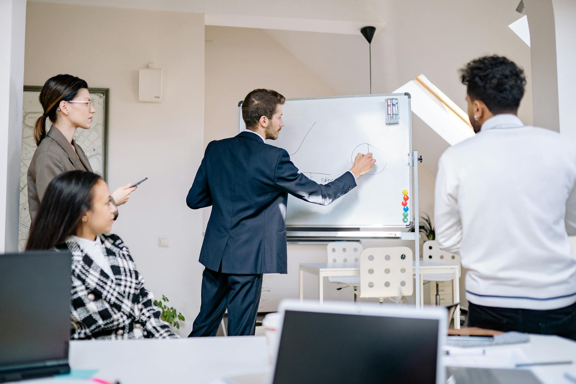Team di developer riuniti davanti a una whiteboard discutendo architettura container