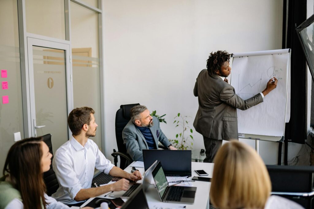 Team di lavoro pianifica process improvement con whiteboard