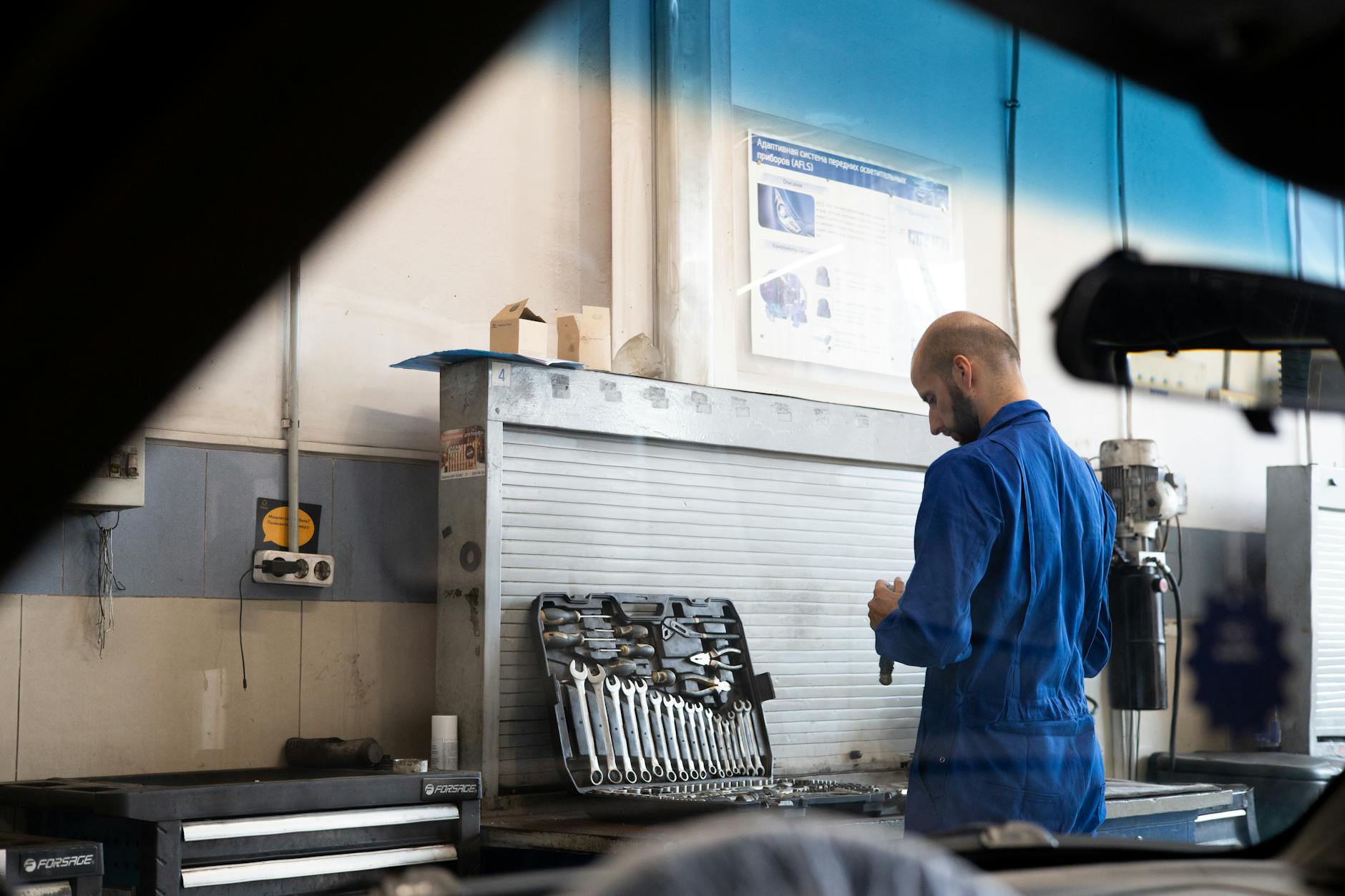 Tecnico assistenza con laptop e strumenti durante intervento