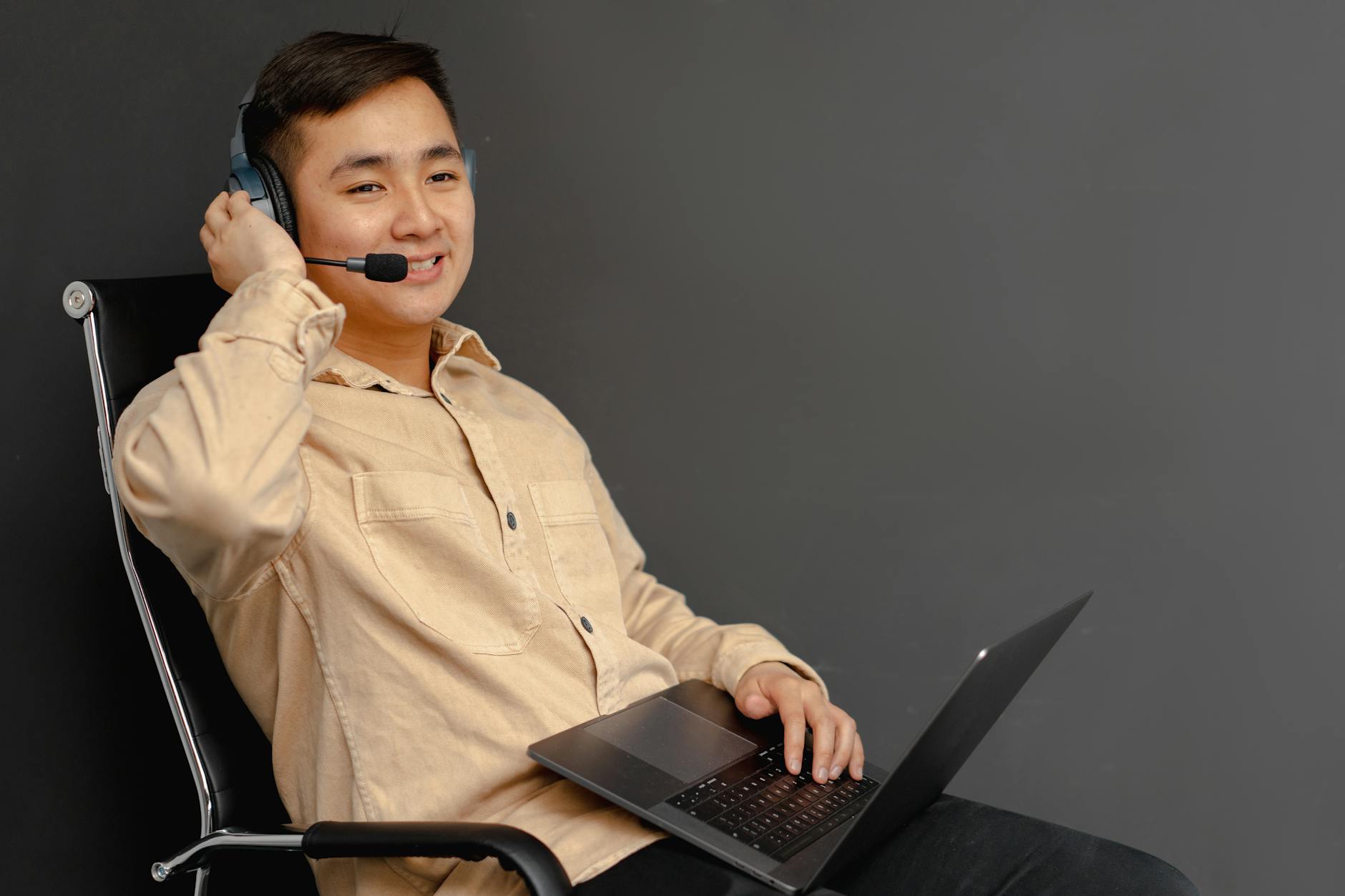 Assistenza clienti tramite WhatsApp con phone e laptop