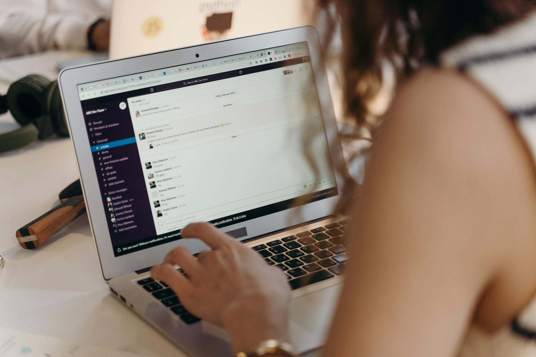 Bot Slack e Teams aziendali: team al laptop in ufficio
