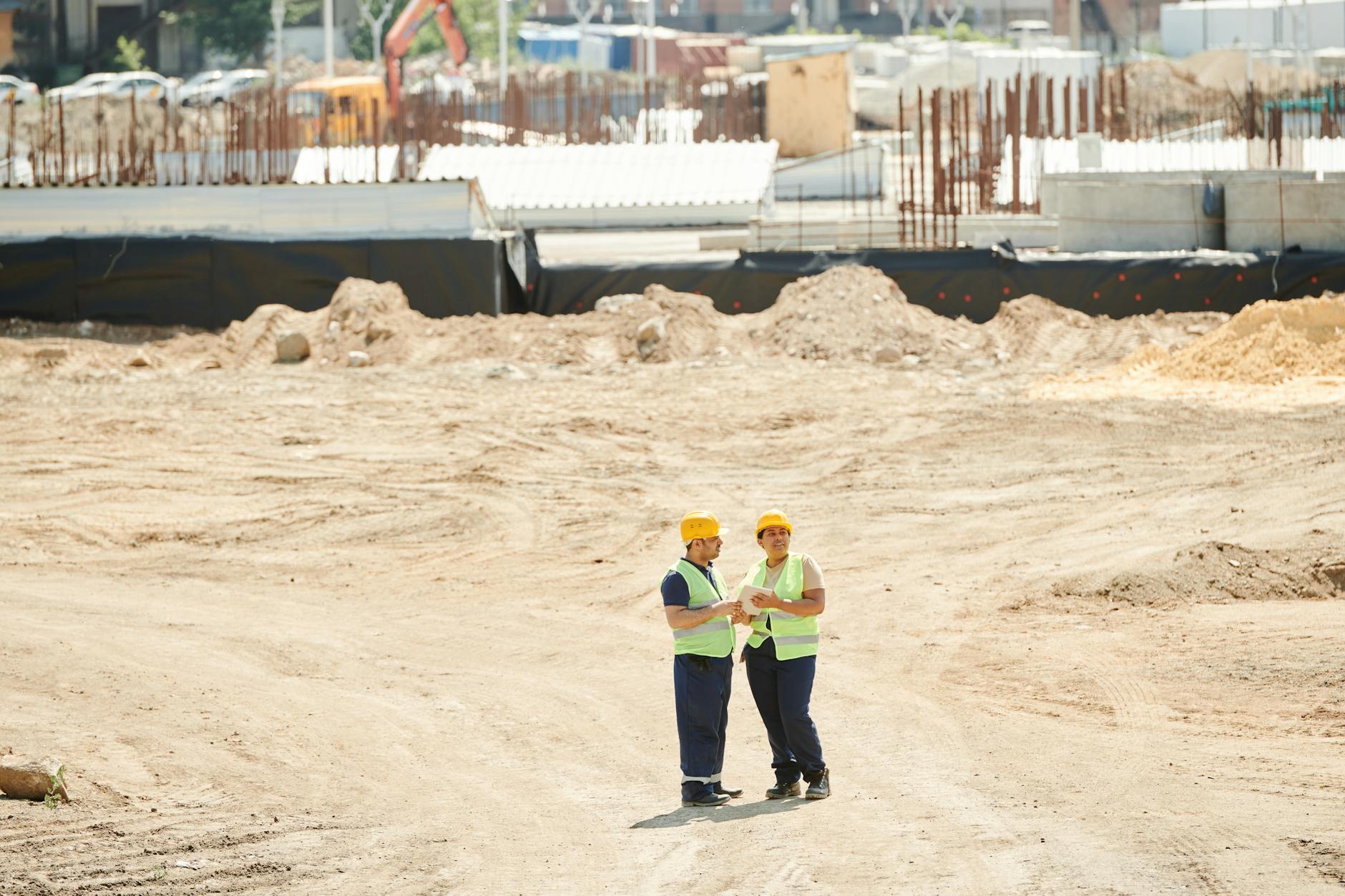 Cantiere edile con planimetria e mappa di progetto