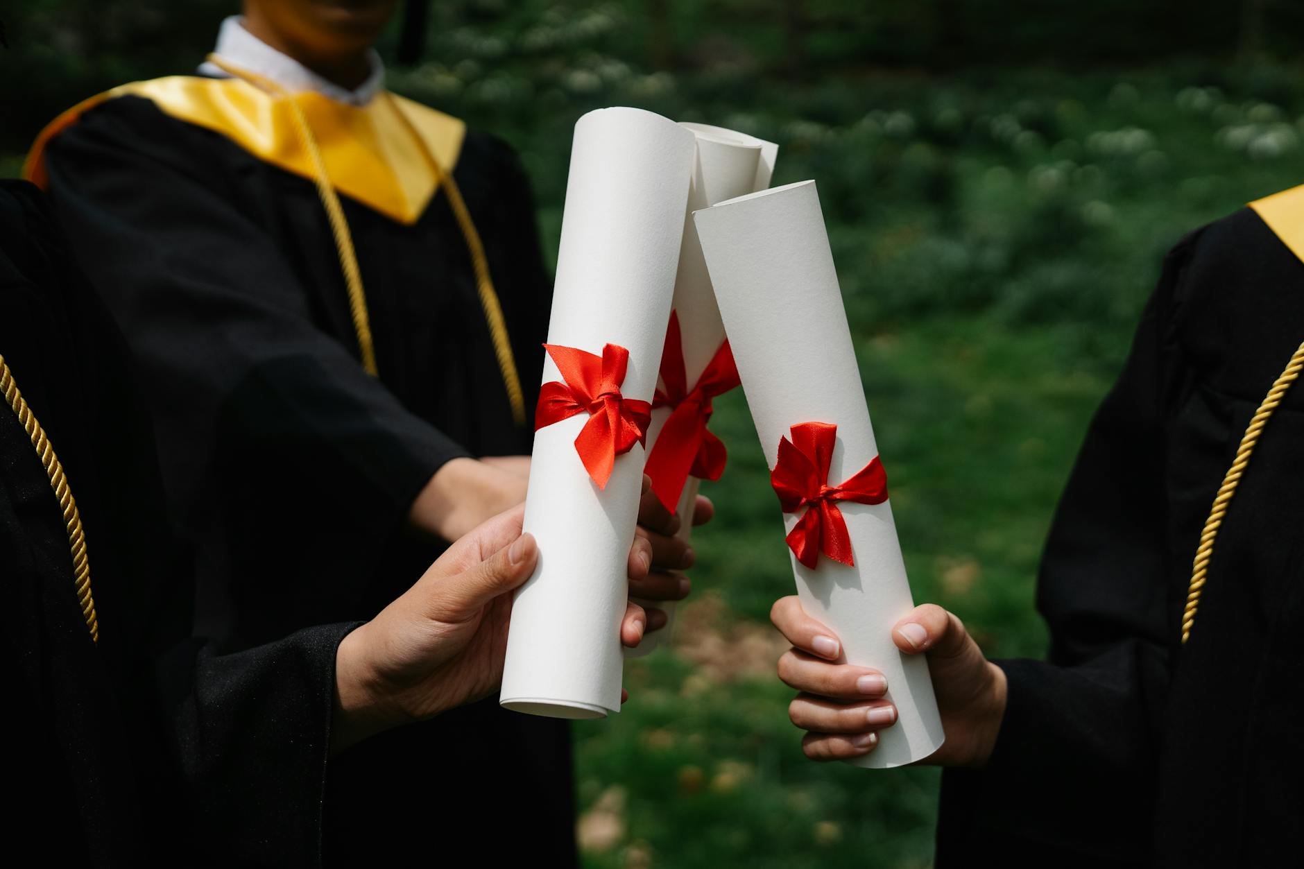 Mani che ricevono diplomi e certificati di completamento corso