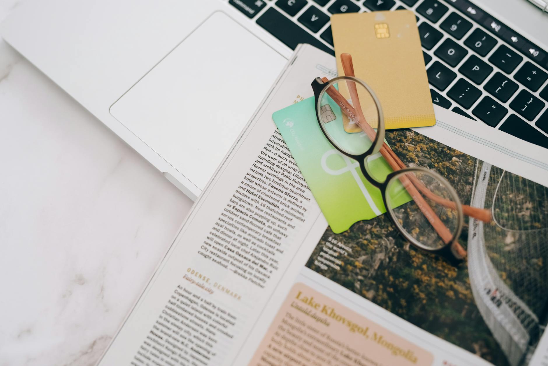 Checkout e-commerce con carta di credito su laptop