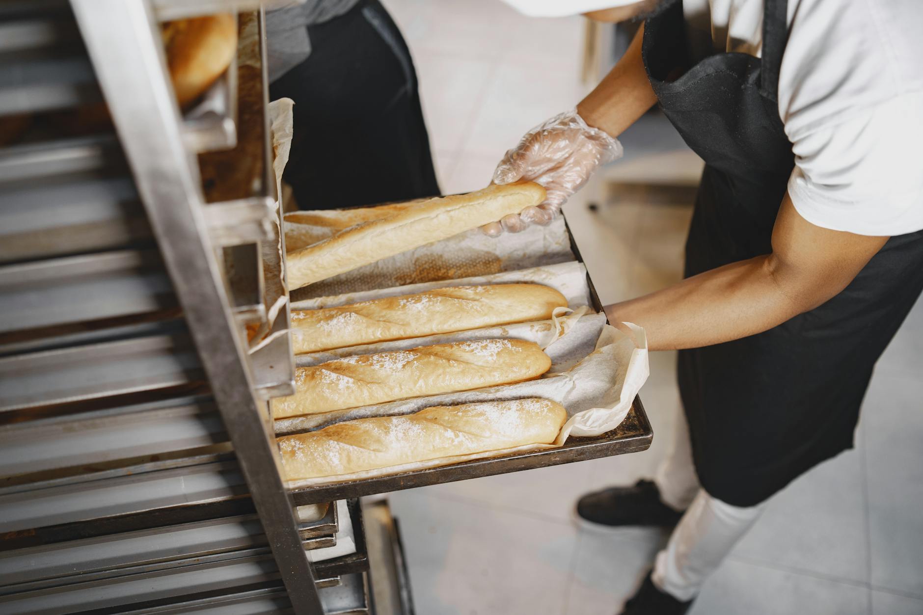 Forno professionale di pasticceria con pane in cottura