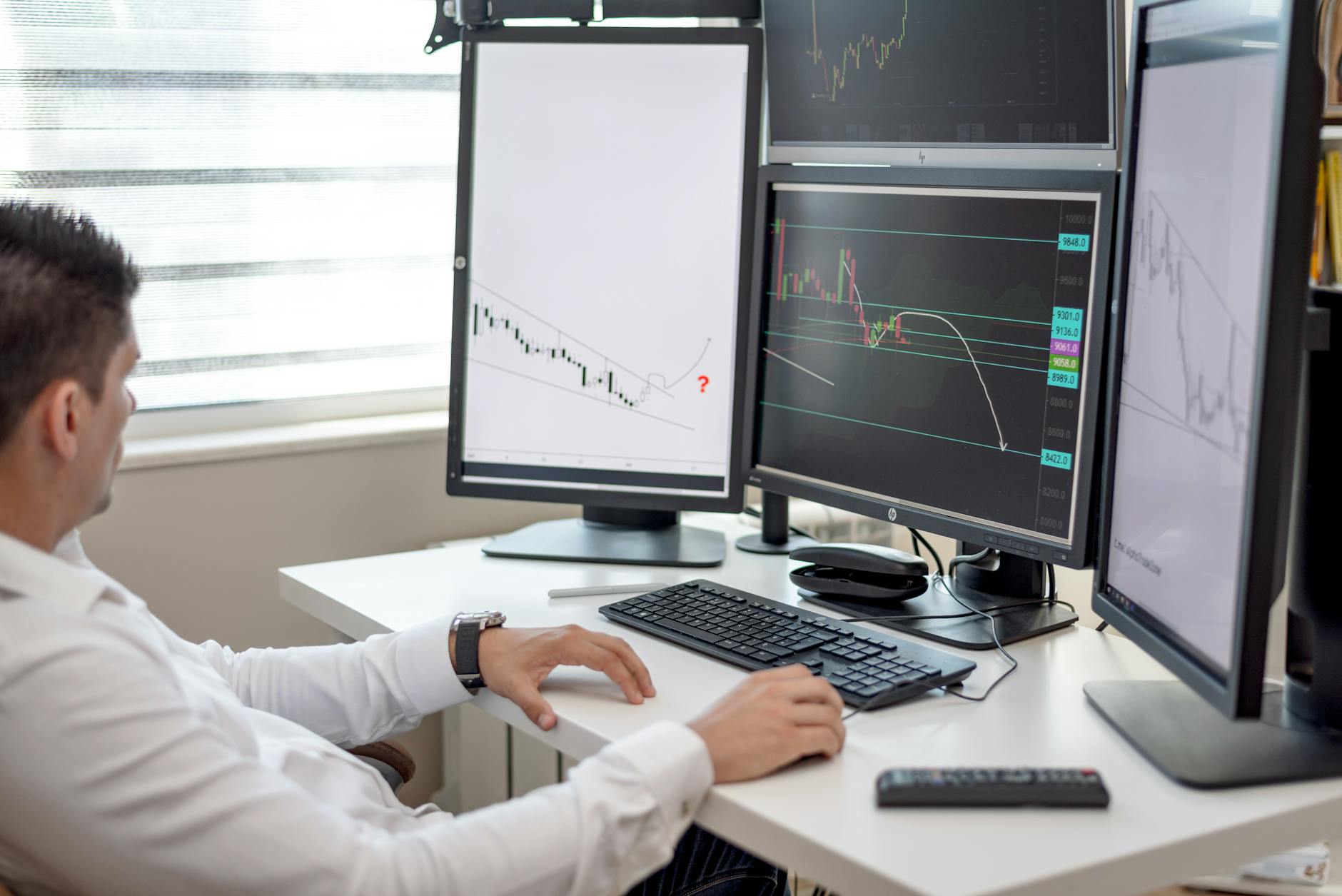 Data analyst lavora su computer con database aziendale
