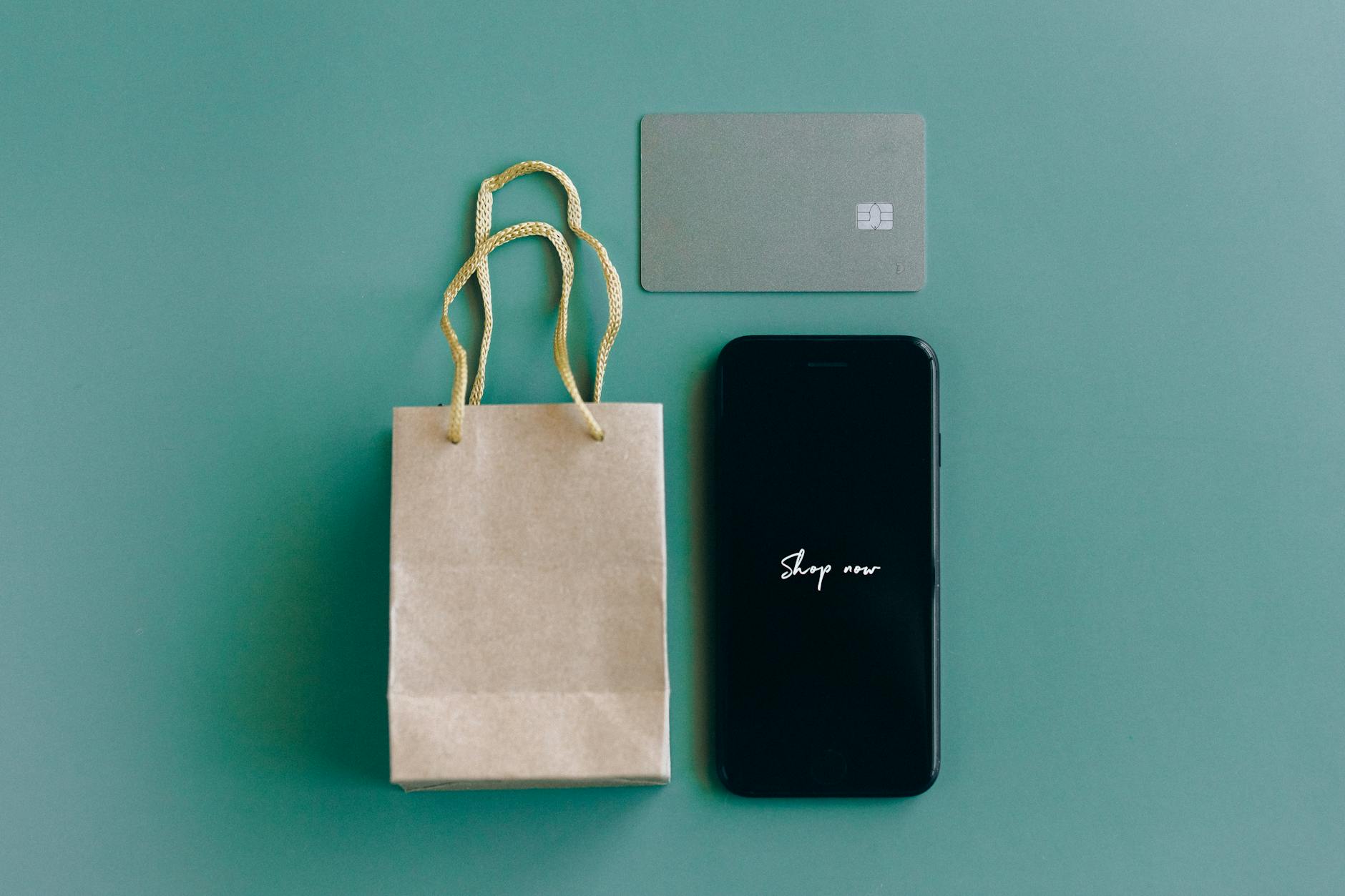 Smartphone con app shopping per mobile commerce