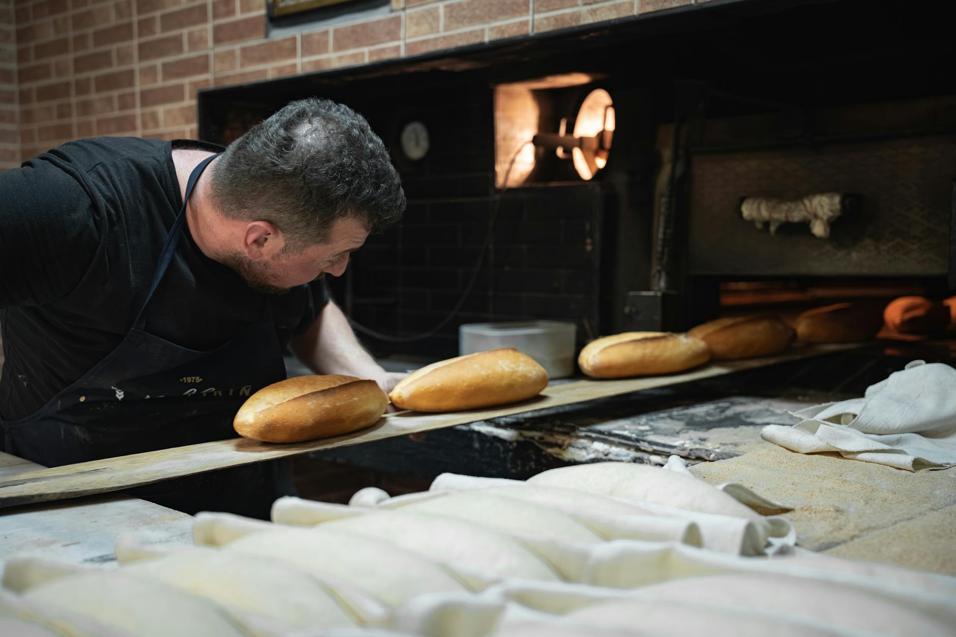 Panificio italiano tradizionale con pane fresco appena sfornato