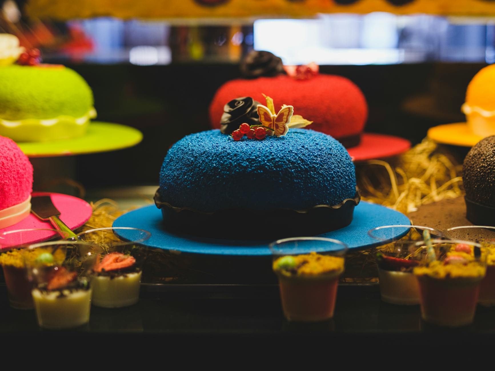 Pasticciere artigiano decora una torta con tecnica professionale