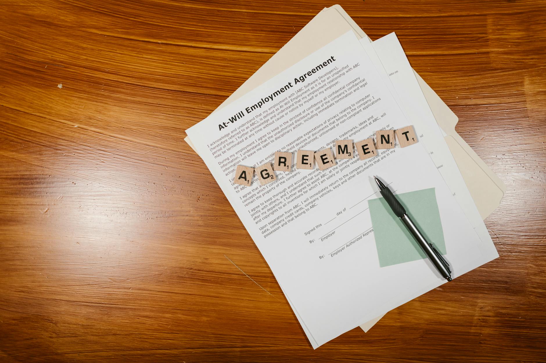 Documento policy aziendale su scrivania ufficio