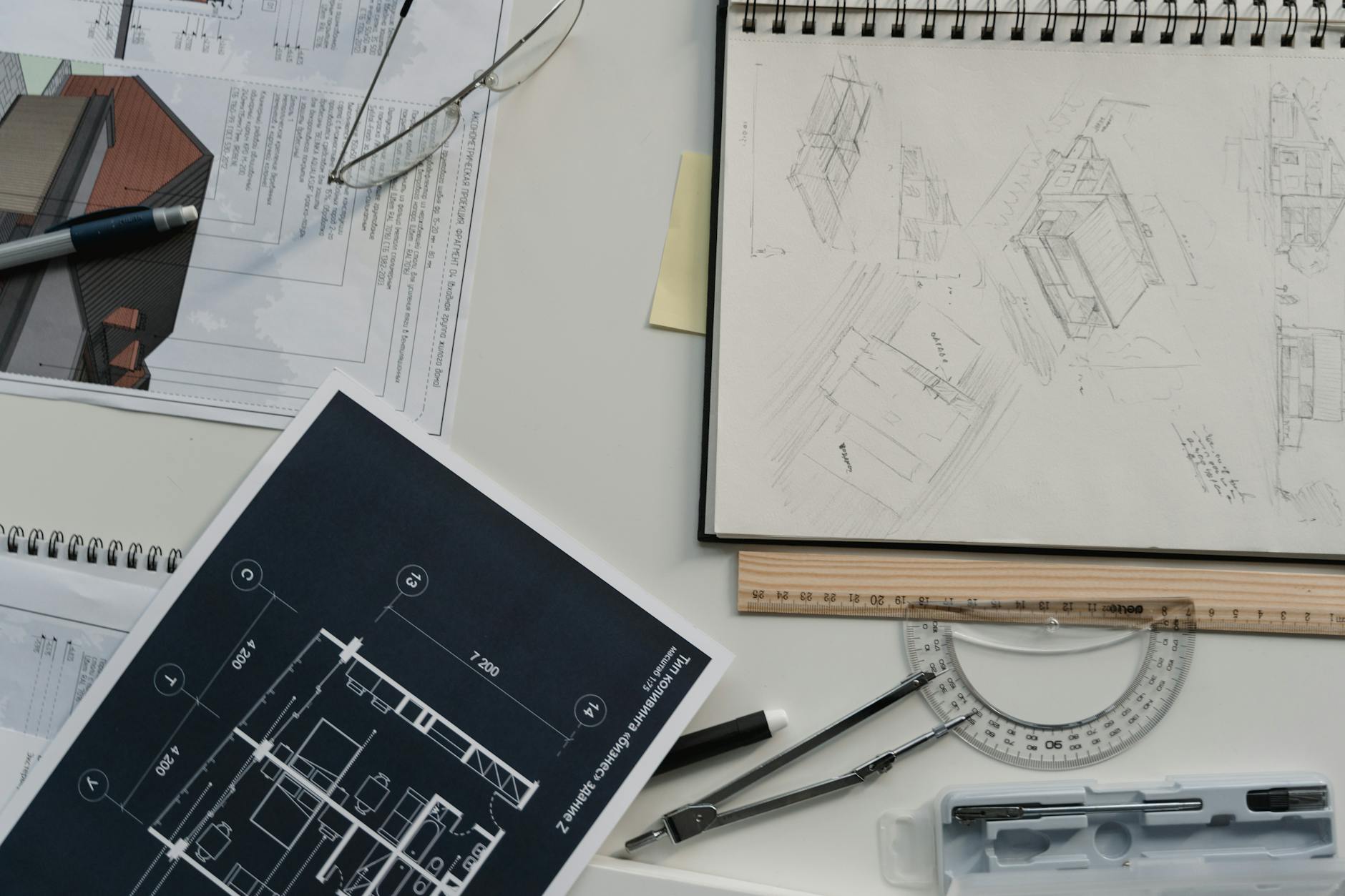 Progetto architettonico, disegno tecnico e blueprint sulla scrivania