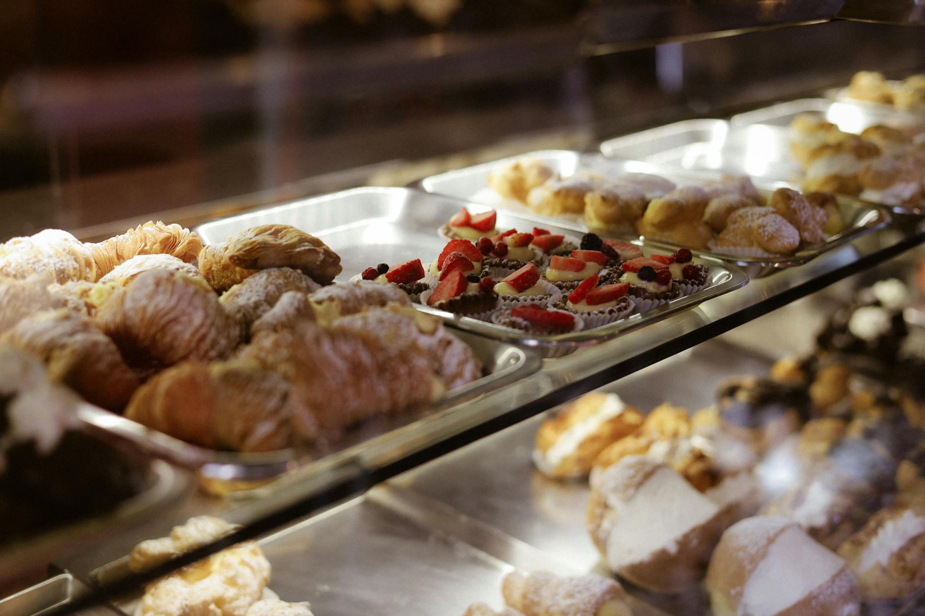 Vetrina di pasticceria italiana con dolci esposti