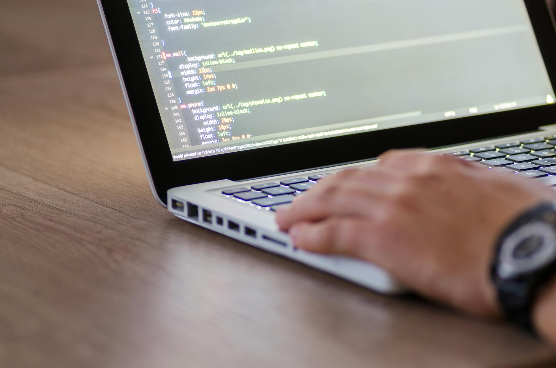 Sviluppatore al laptop scrive integrazioni e bot custom