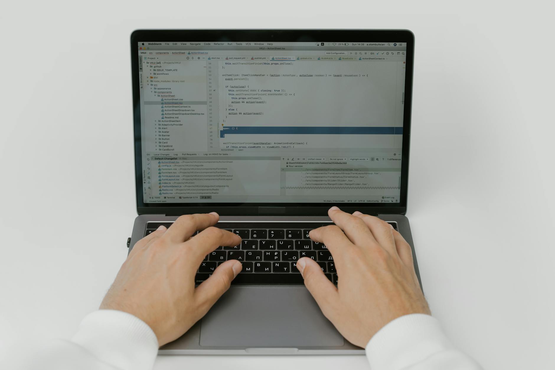 Sviluppatore al lavoro su codice sicuro con privacy by design