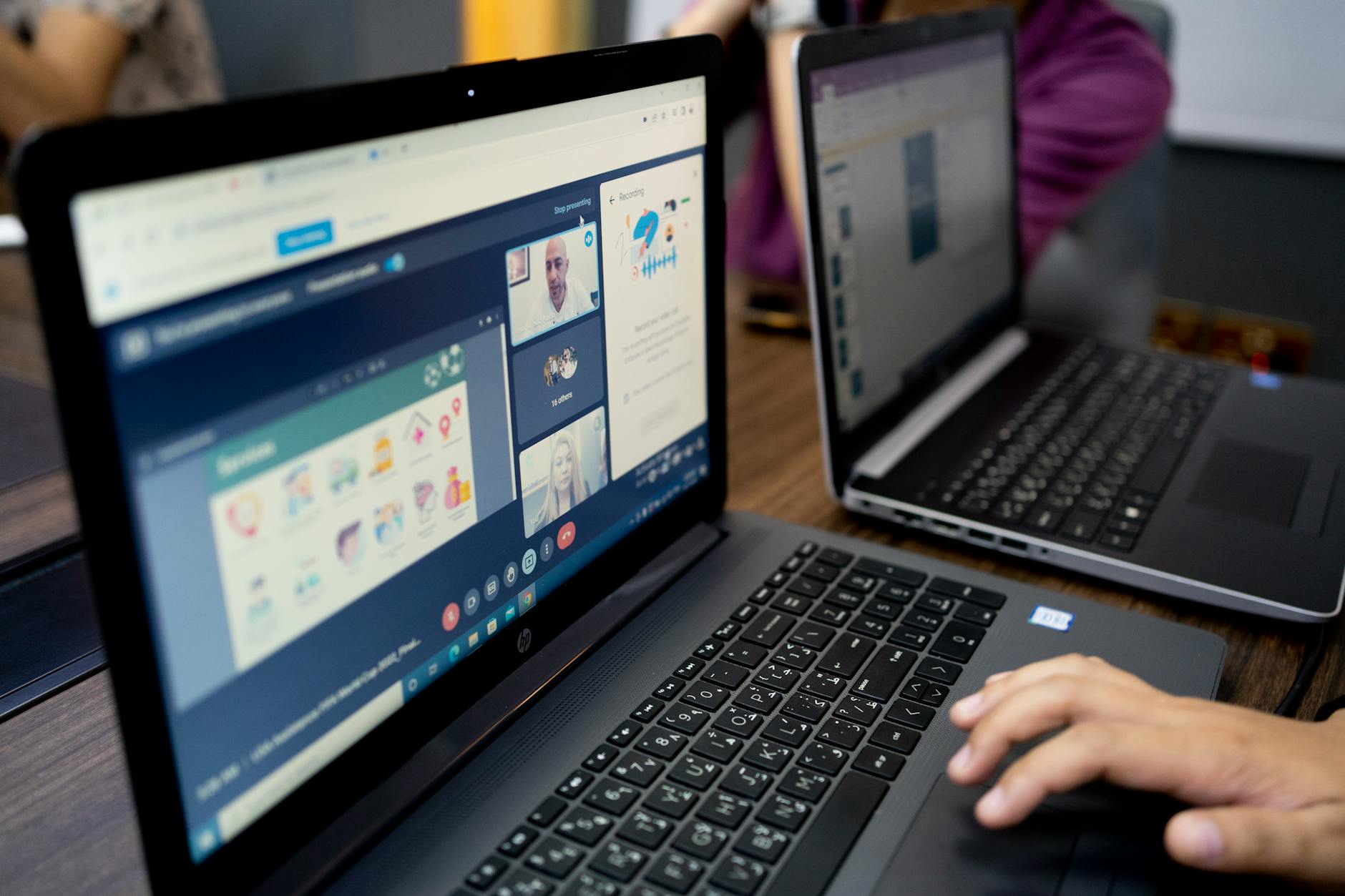 Team in videoconferenza per comunicazione interna aziendale