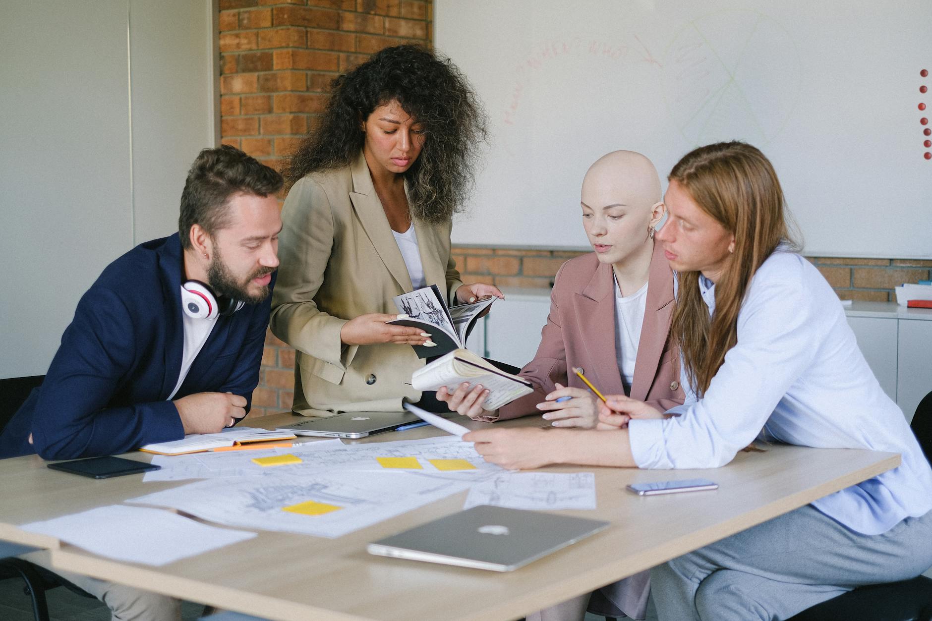 Team riuniti per pianificazione turni e orari di lavoro