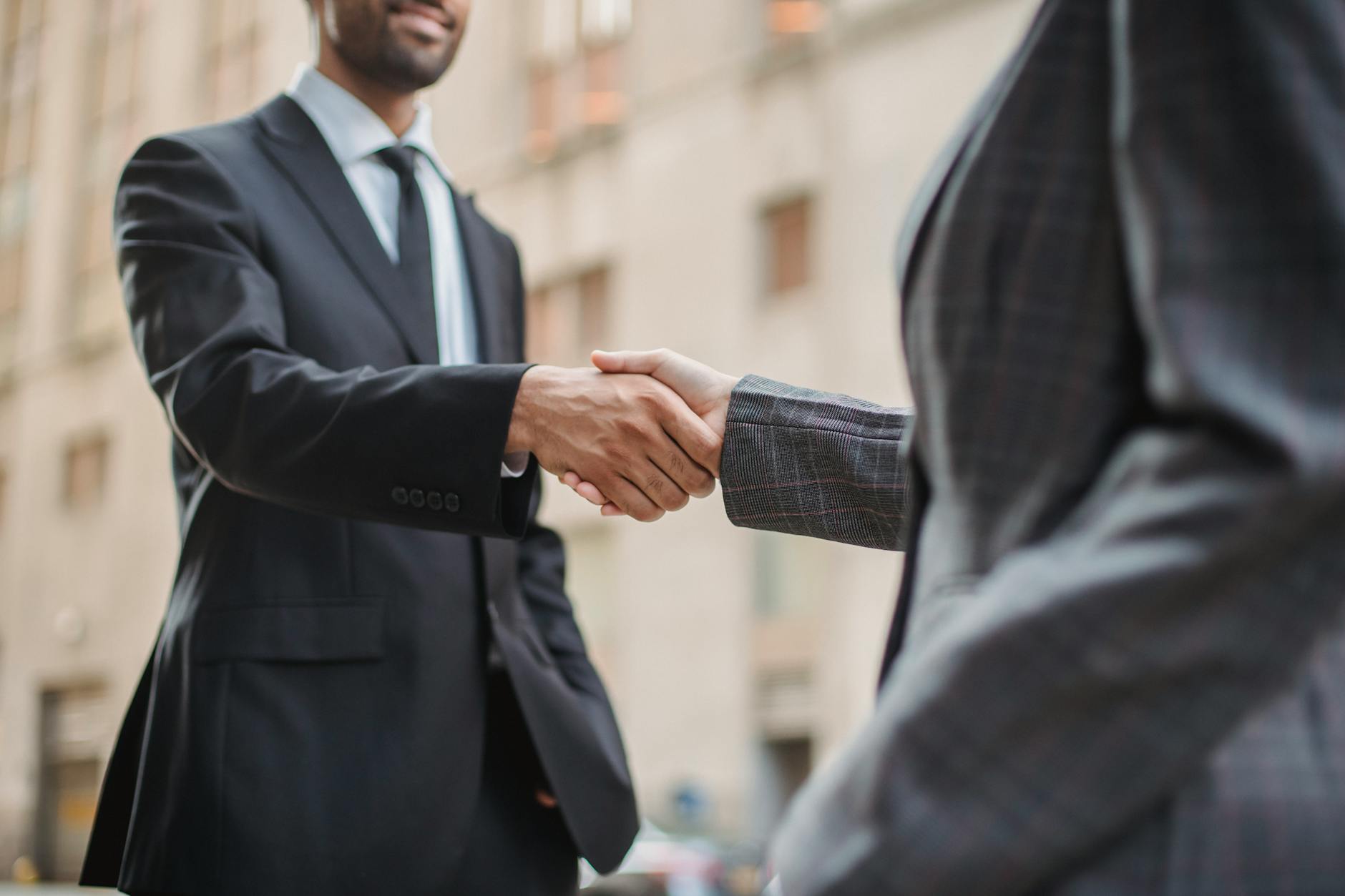 Stretta di mano tra professionisti per accordo commerciale fornitori