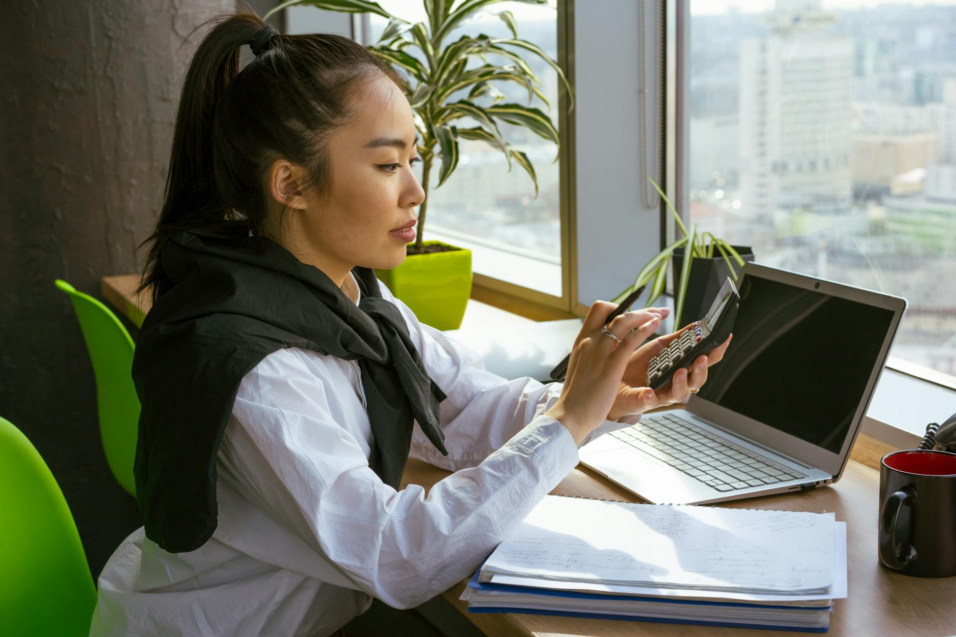 Consulente del lavoro che usa il software gestionale in studio