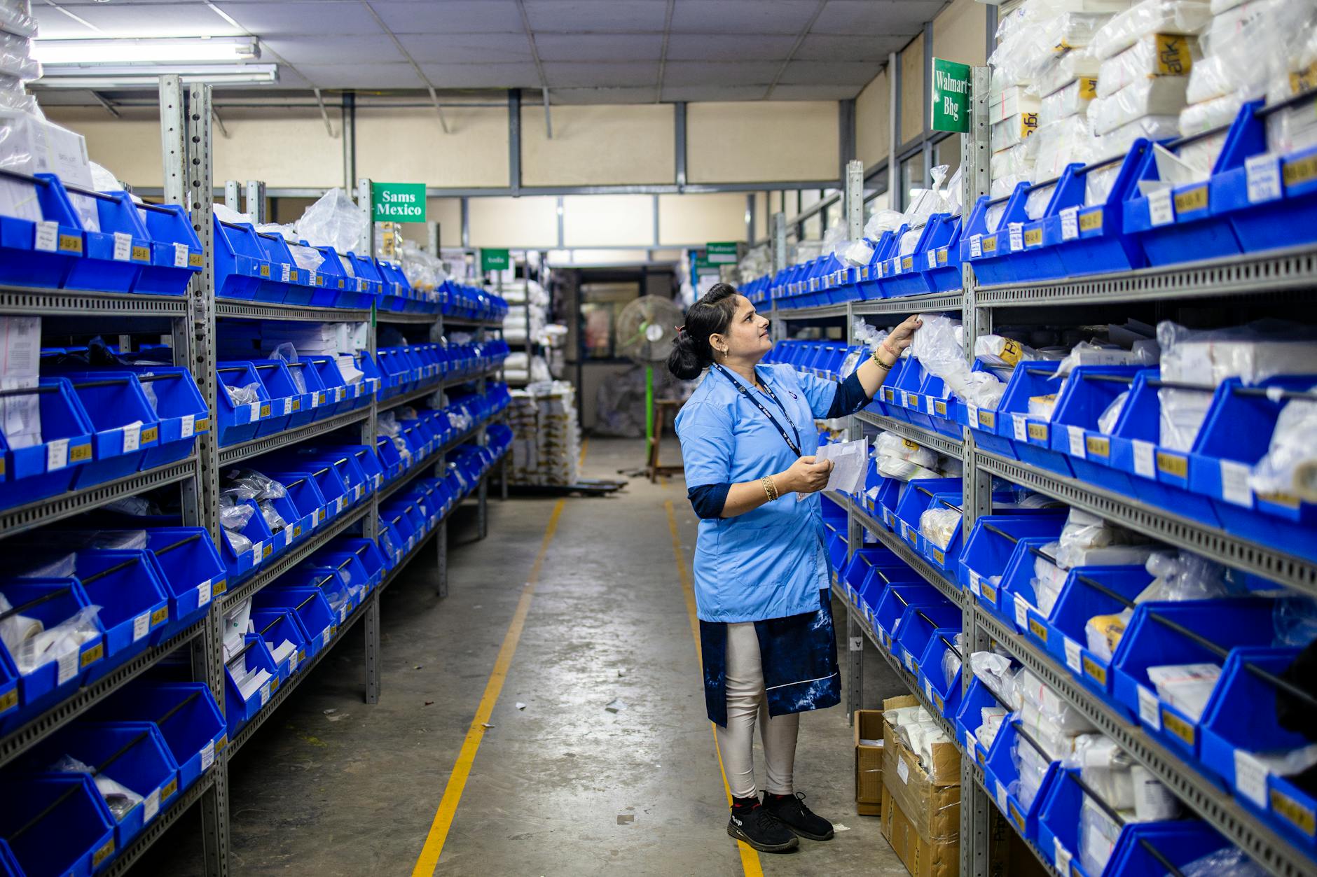 Magazzino fornitori procurement con scaffalature e prodotti