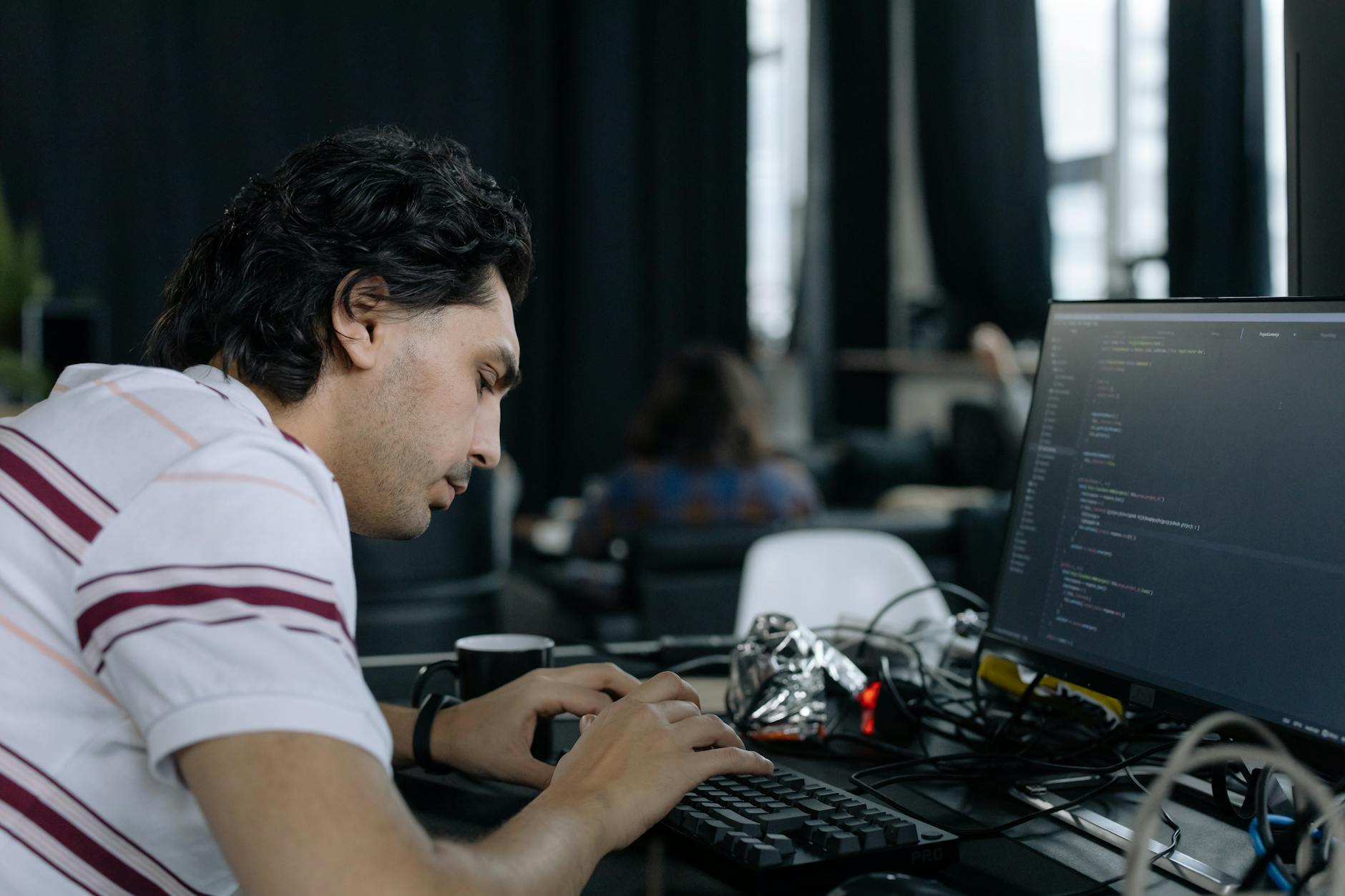 Frontend developer su laptop in ufficio