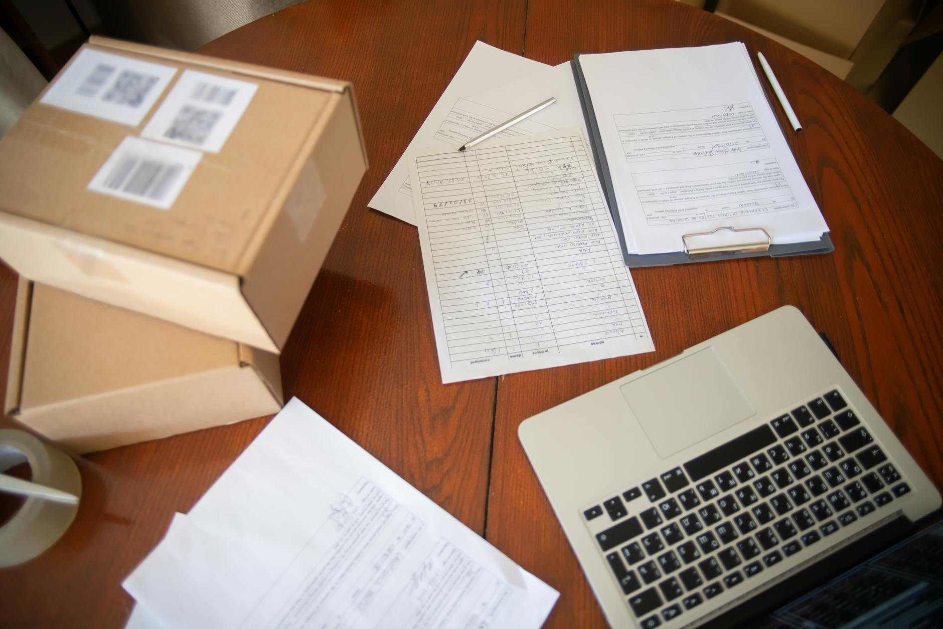 Laptop in ufficio con software gestione ordini di acquisto