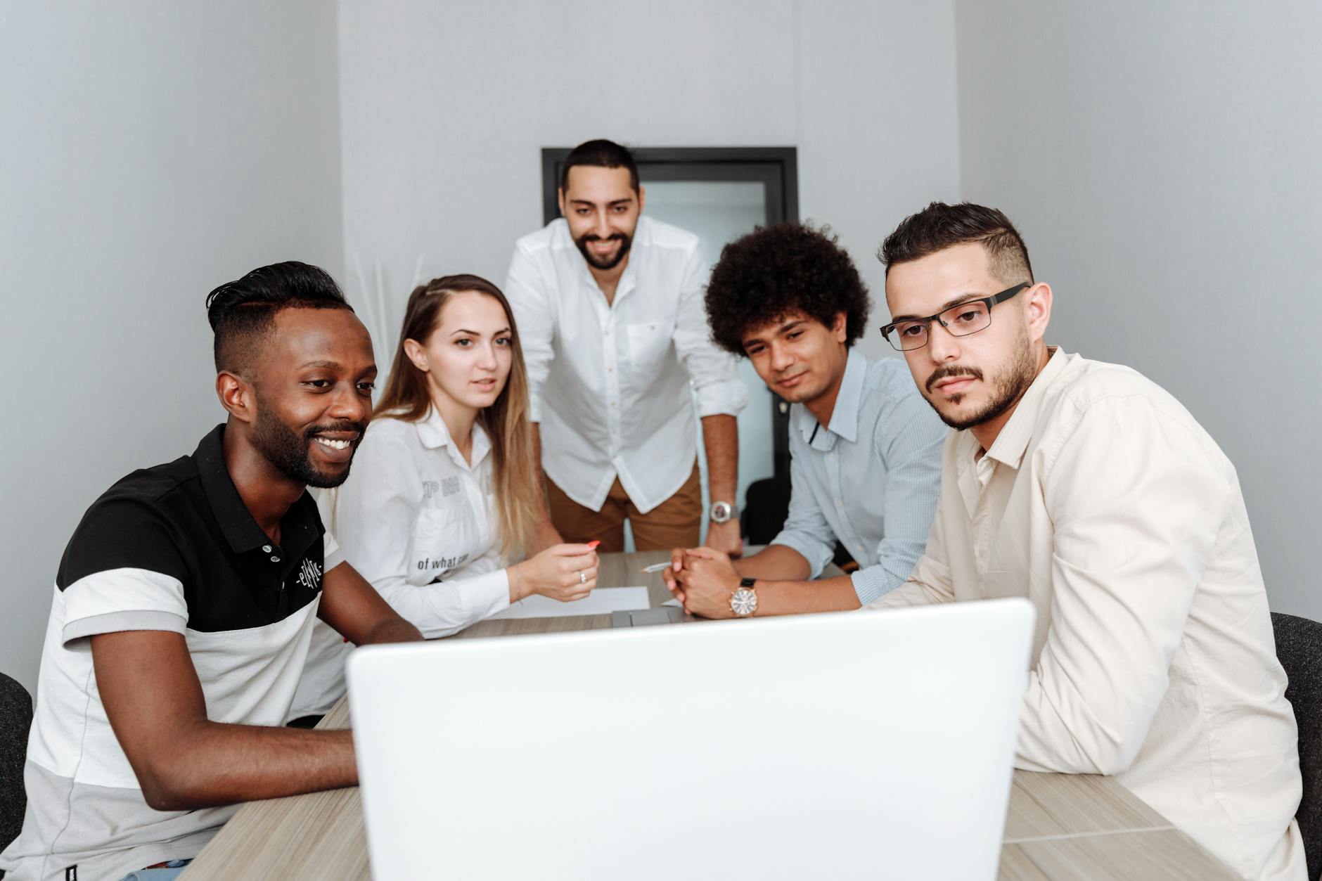Team studio consulenti del lavoro al lavoro su elaborazione paghe