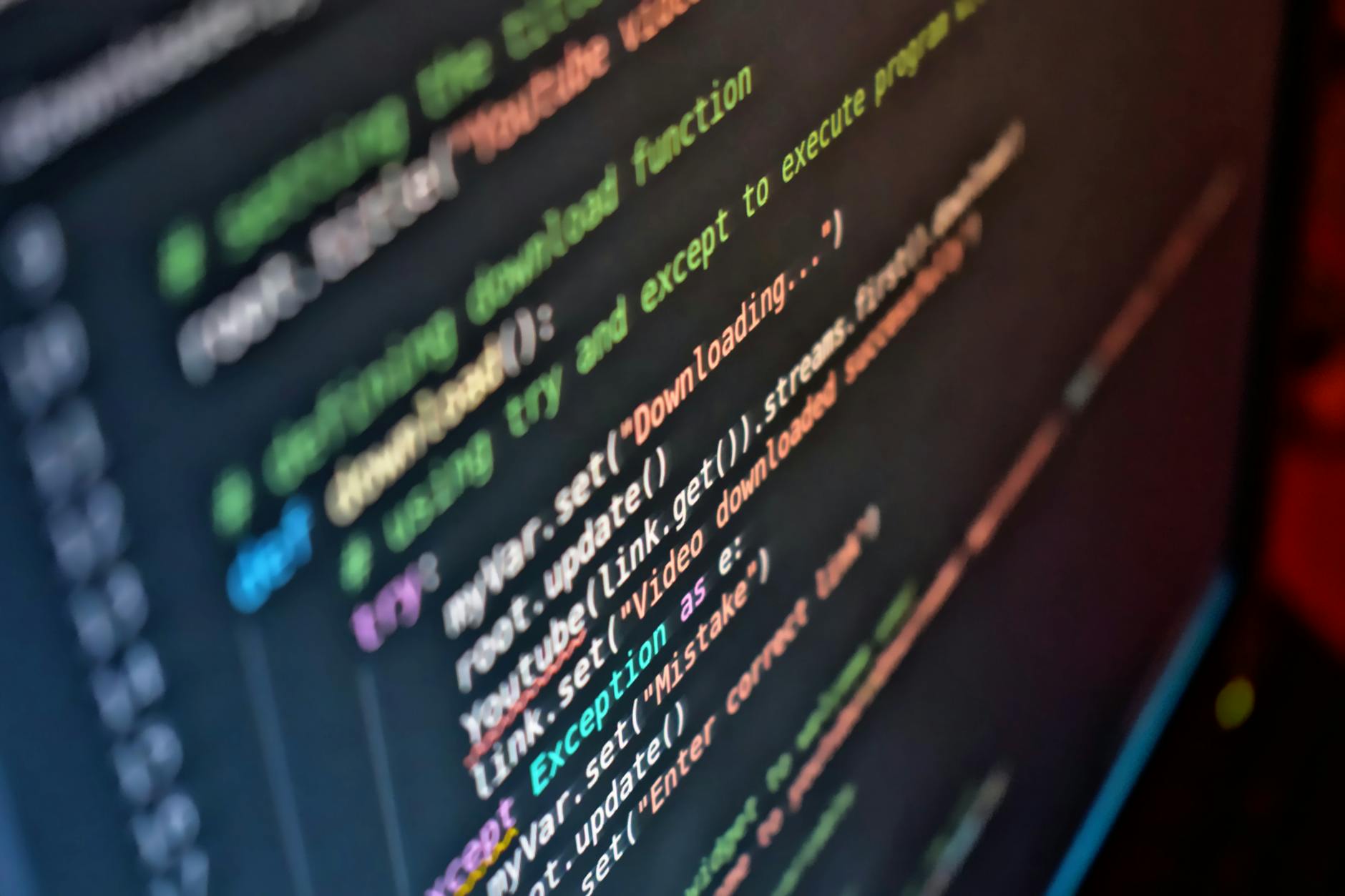 Developer al computer con codice TypeScript