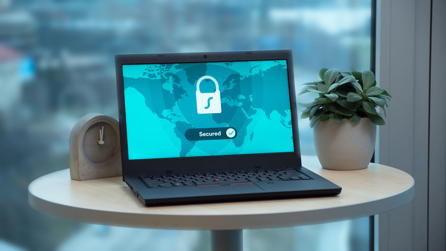 Concetto astratto di protezione dati GDPR con lucchetto digitale e dispositivo