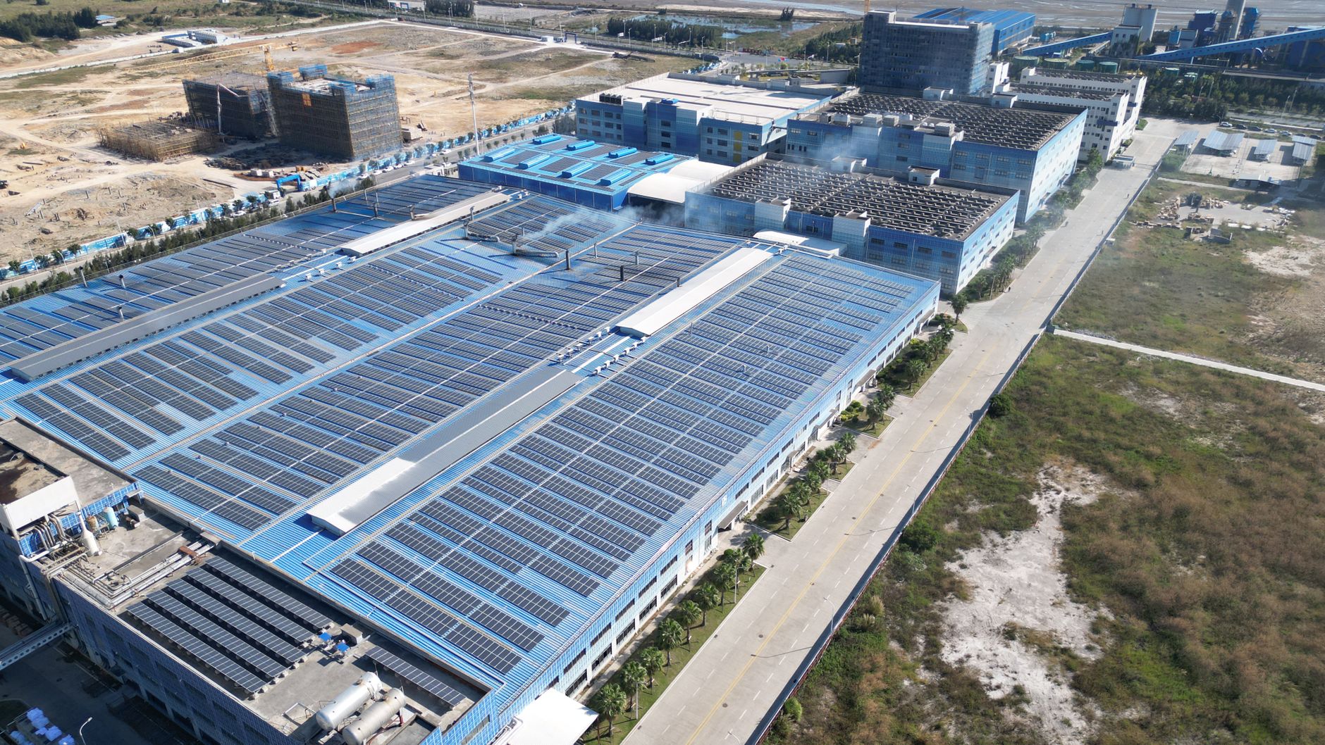 Pannelli solari su tetto industriale di fabbrica sostenibile
