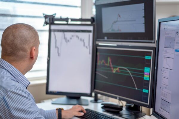 Demand forecasting con Prophet e ARIMA: guida pratica PMI (2021)