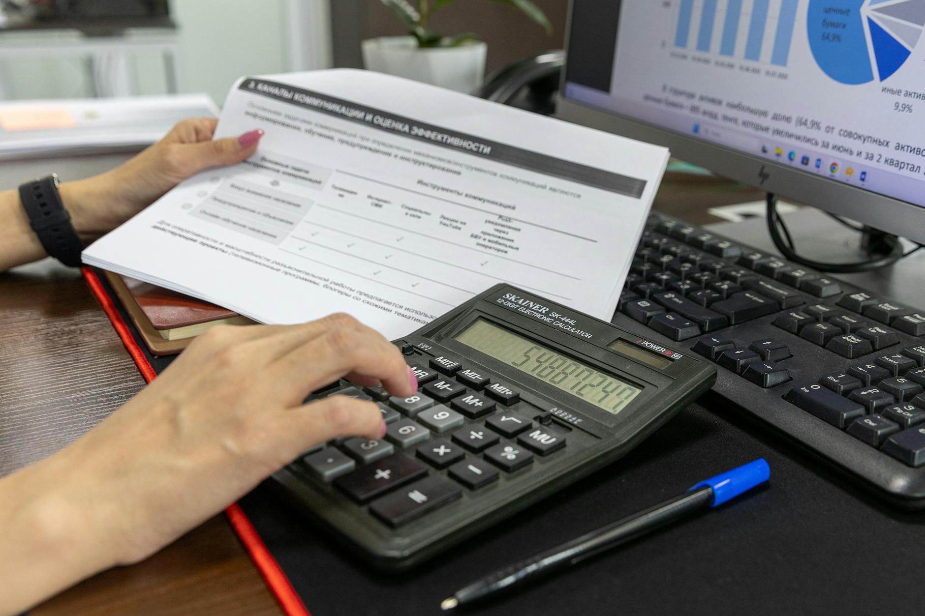 Foglio di calcolo aperto su laptop con grafico di vendita - punto di partenza per la previsione naive in PMI