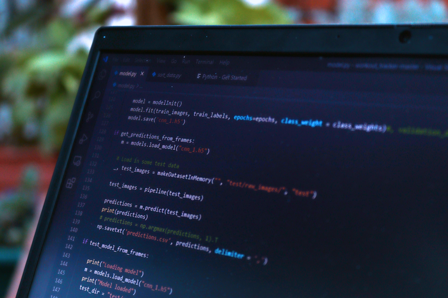 Codice Python in Jupyter Notebook che addestra un modello Prophet per la previsione della domanda