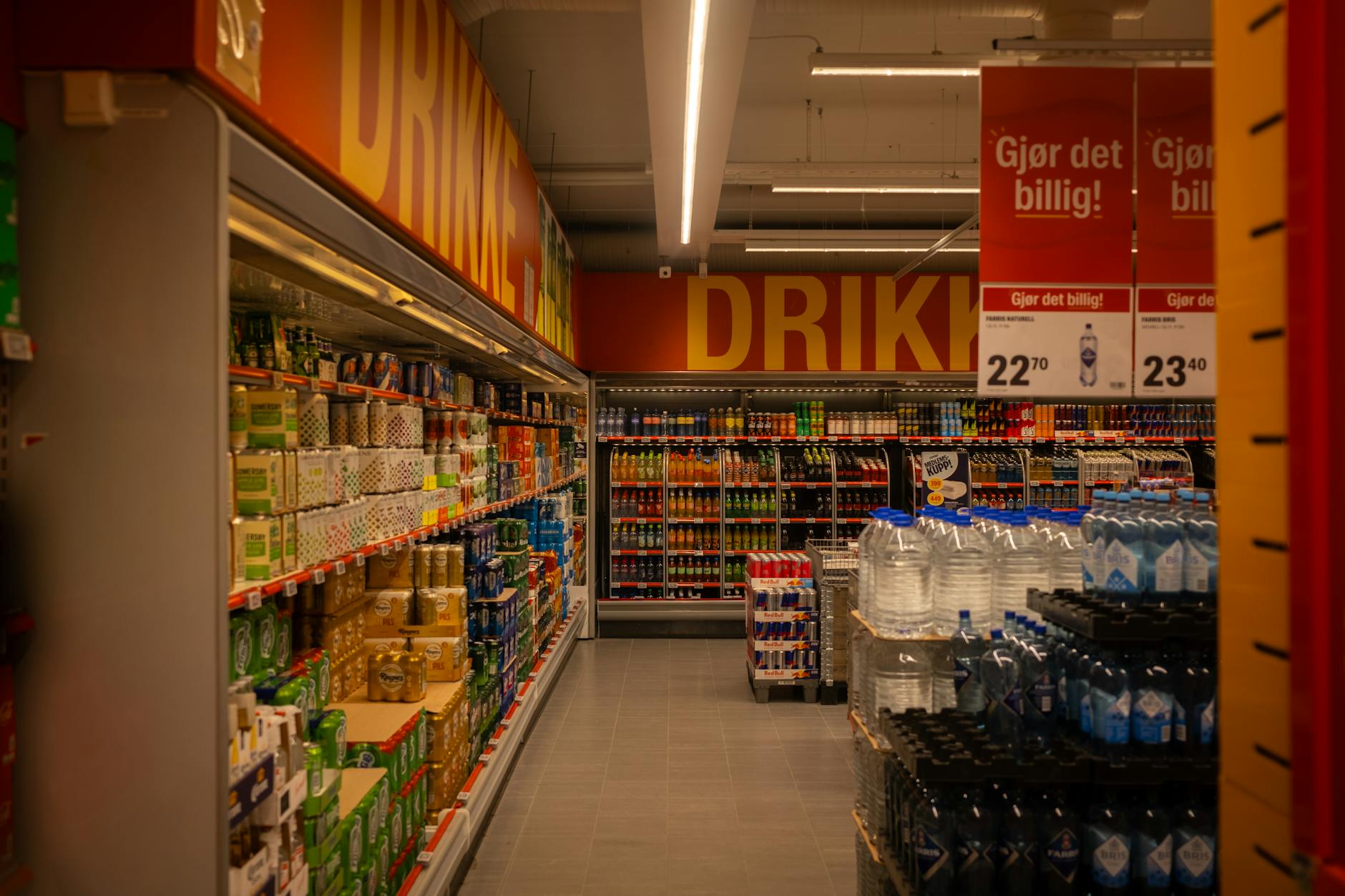 Scaffalature di supermercato piene di prodotti alimentari - caso studio food retail PMI