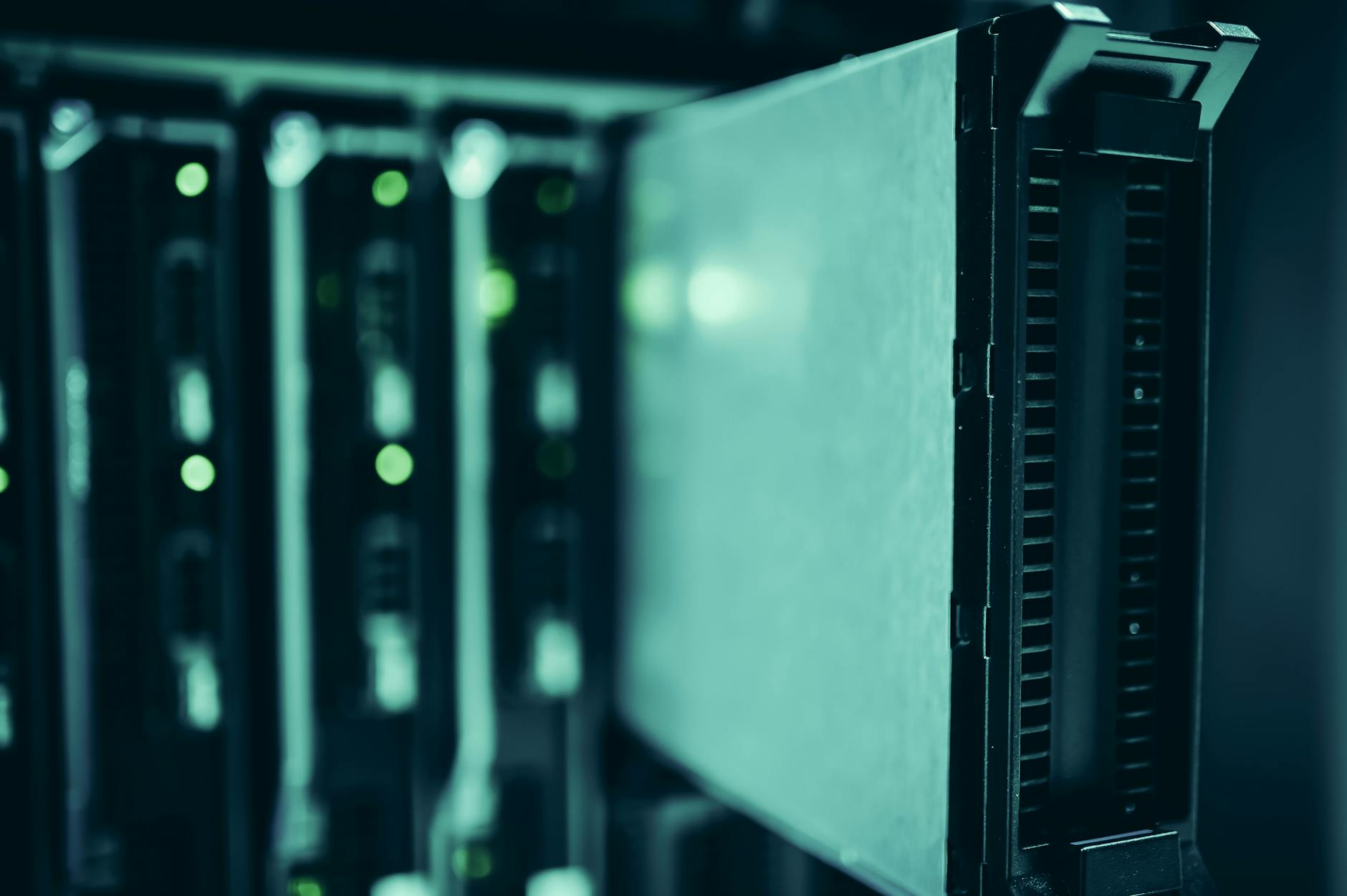 Sala server con rack illuminati che ospitano un ERP on-premise self-managed di una PMI manifatturiera