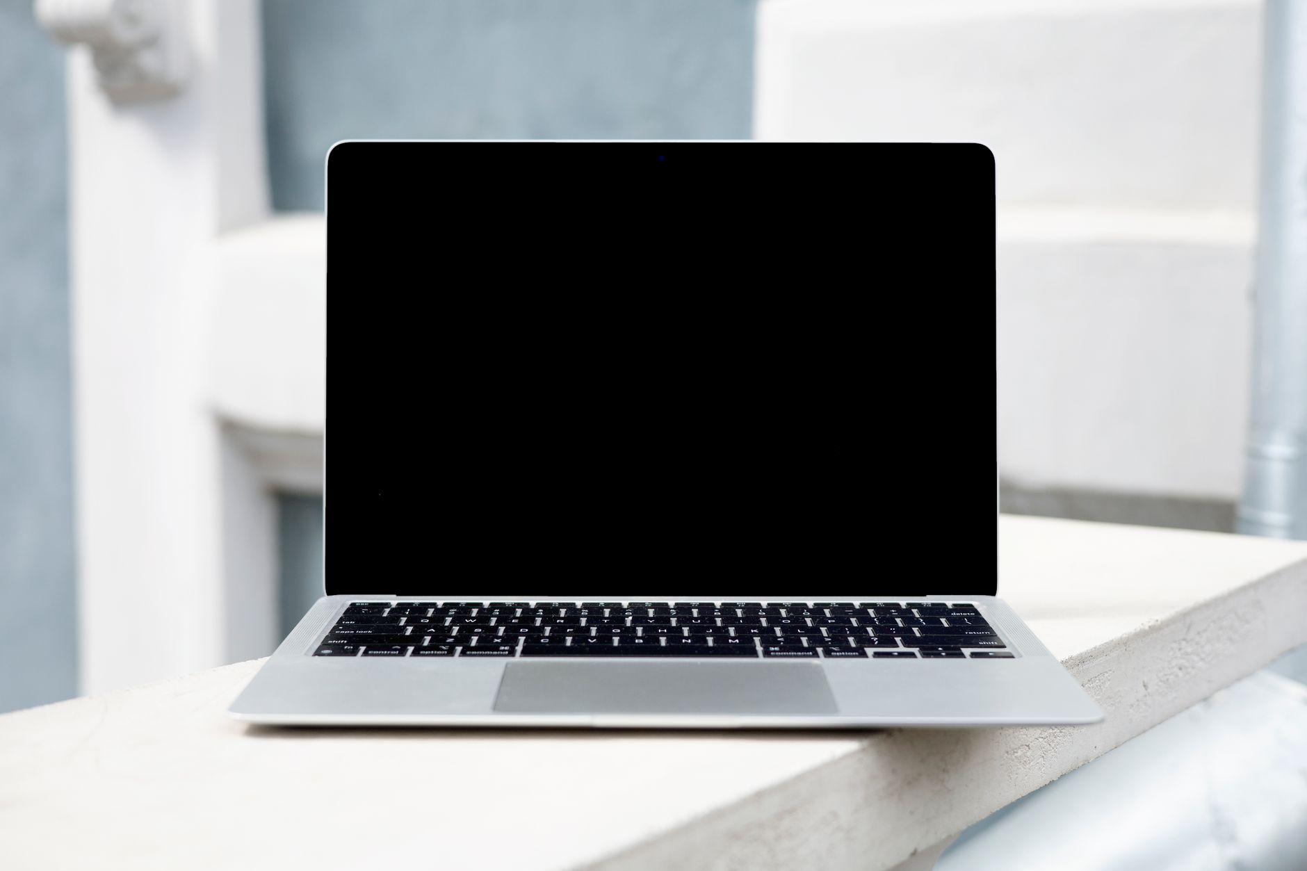 Concetto astratto di ERP in cloud SaaS con dashboard su laptop blu